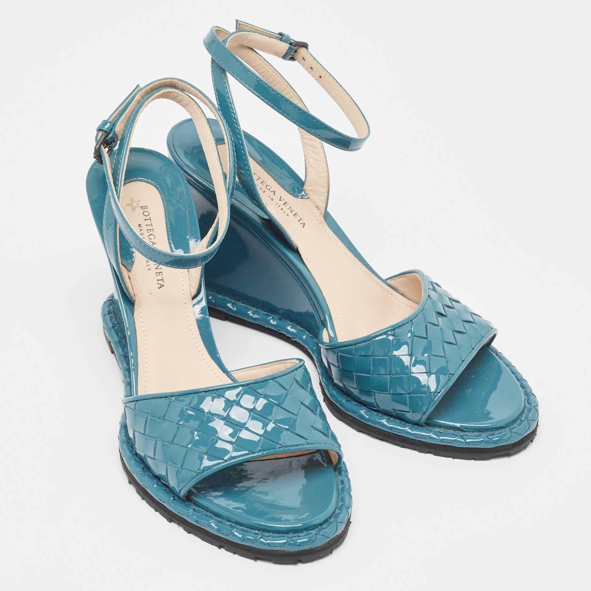 Bottega Veneta Blue Intrecciato Patent Leather Wedge Ankle Strap Sandals Size 36 In Good Condition For Sale In Dubai, Al Qouz 2