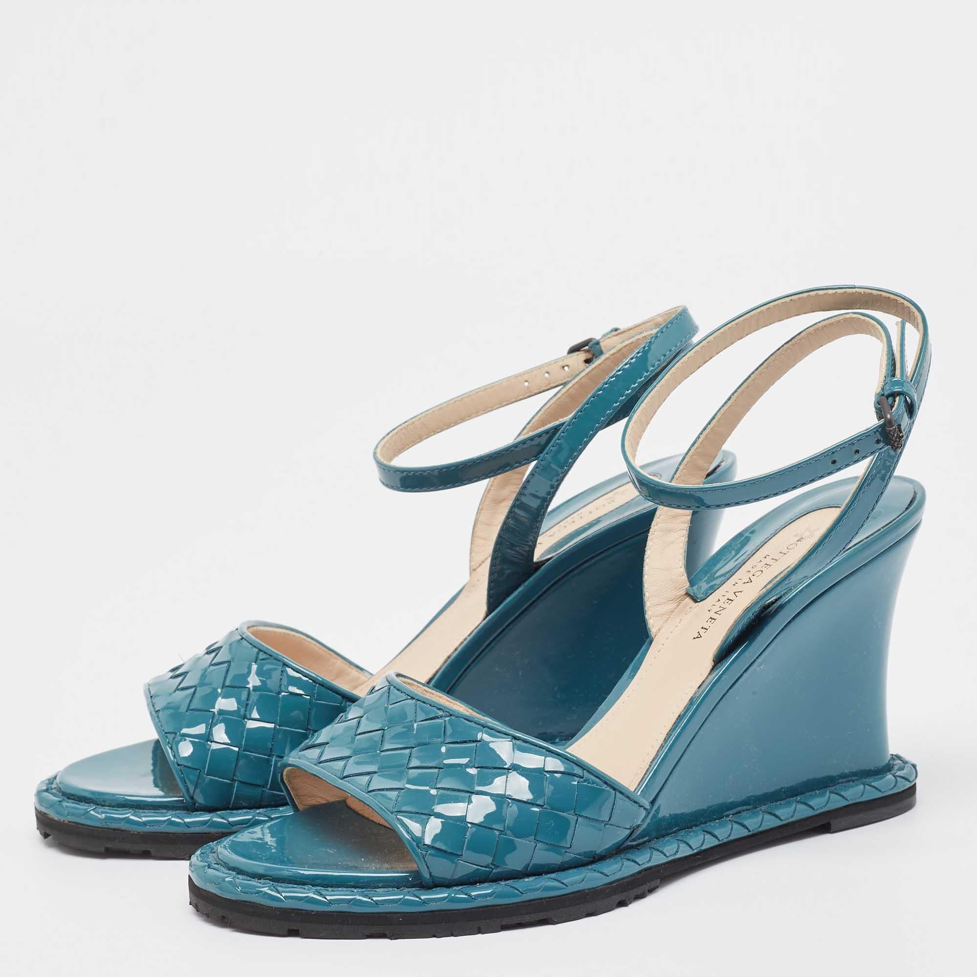 Women's Bottega Veneta Blue Intrecciato Patent Leather Wedge Ankle Strap Sandals Size 36 For Sale