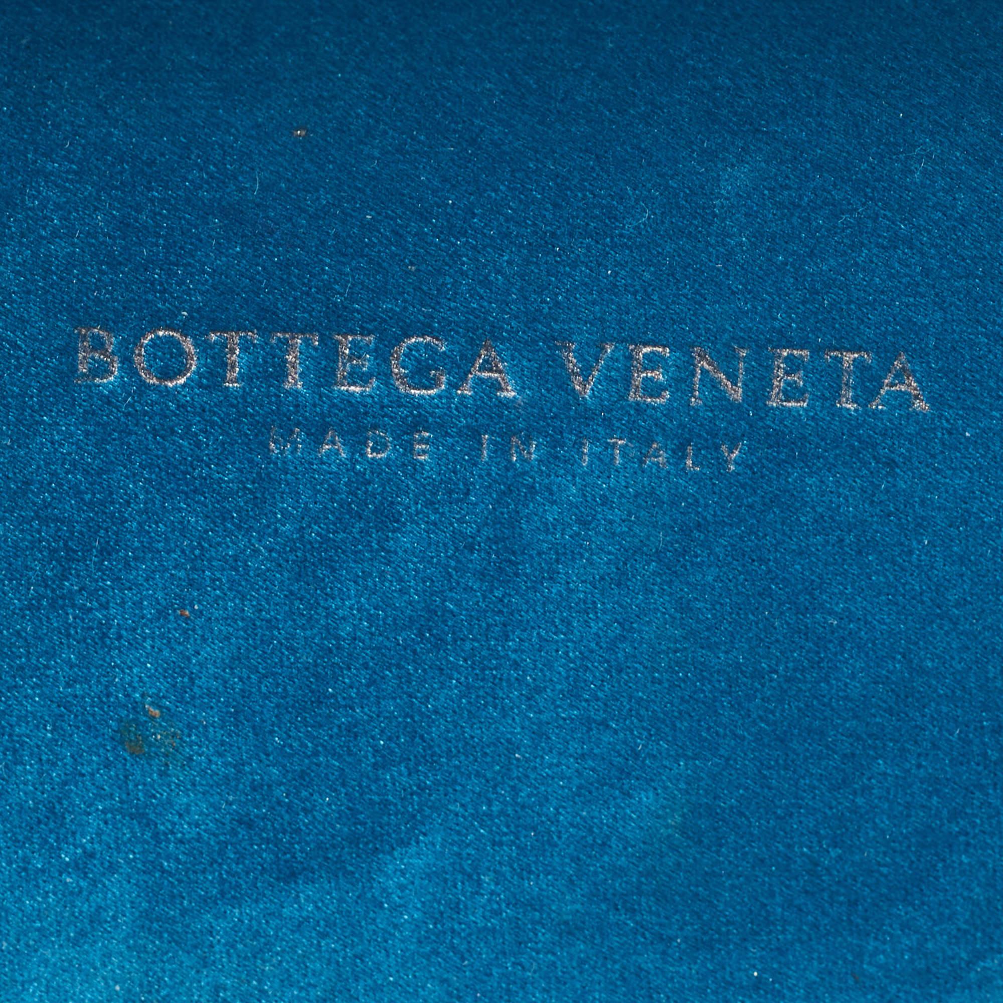 Bottega Veneta Blau Intrecciato Satin- und Wasserschlangenleder-Knoten-Clutch aus Satin 5