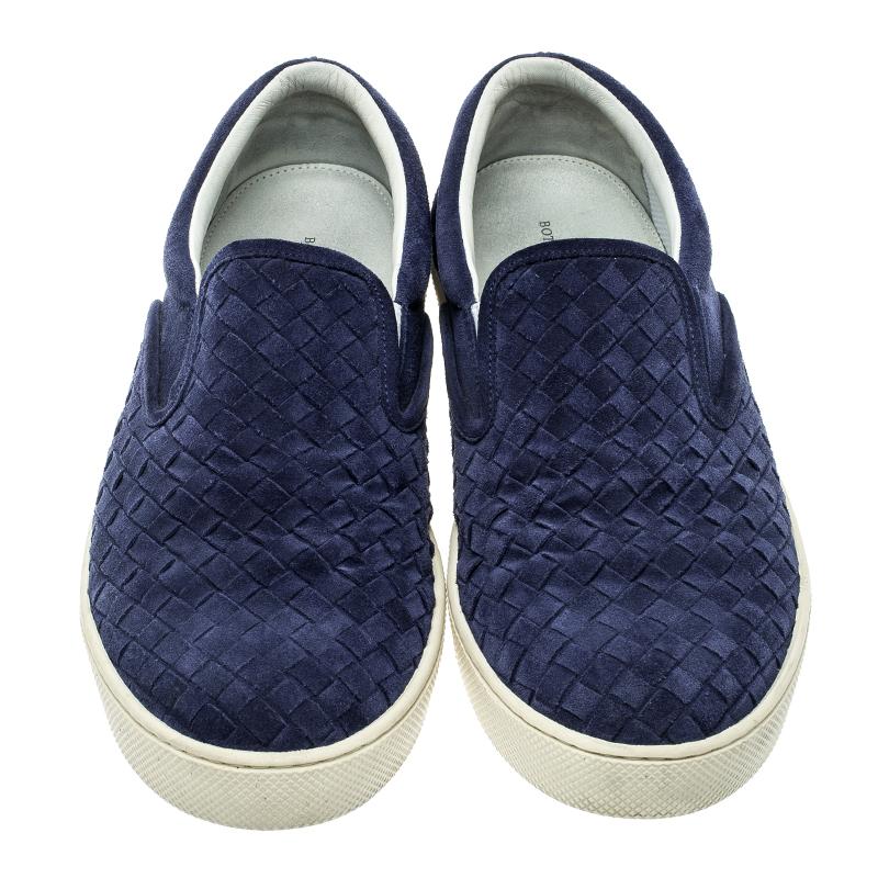 Zeigen Sie Stil mit diesen trendigen Sneakers von Bottega Veneta! Sie wurden sorgfältig aus blauem Wildleder mit Intrecciato-Muster gefertigt und als Slipper gestaltet. Wenn Sie sich für dieses Paar entscheiden, können Sie sicher sein, dass es