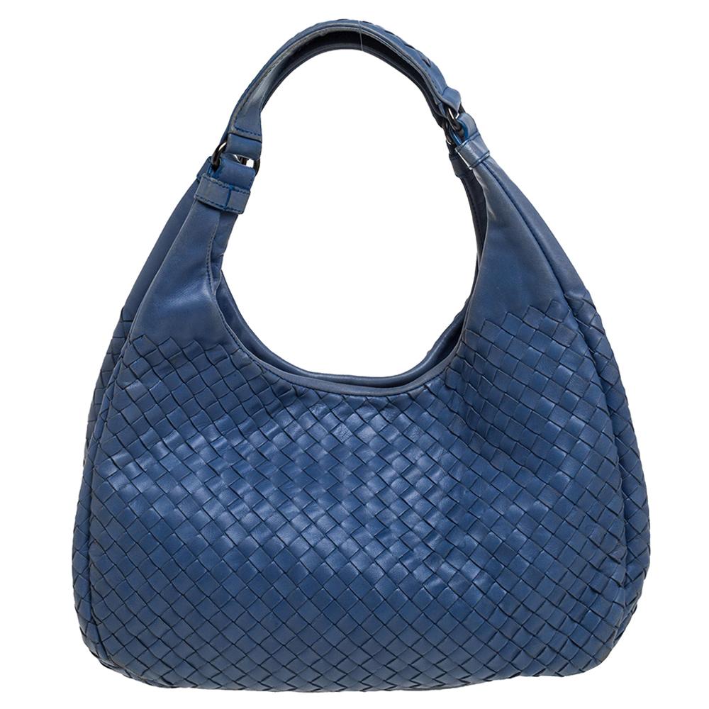 This very stylish hobo from Bottega Veneta is a chic way to carry your everyday essentials. Crafted from Bottega Veneta's signature Intrecciato weave technique, it features a chic slouchy hobo design with double top leather handles. The interior is