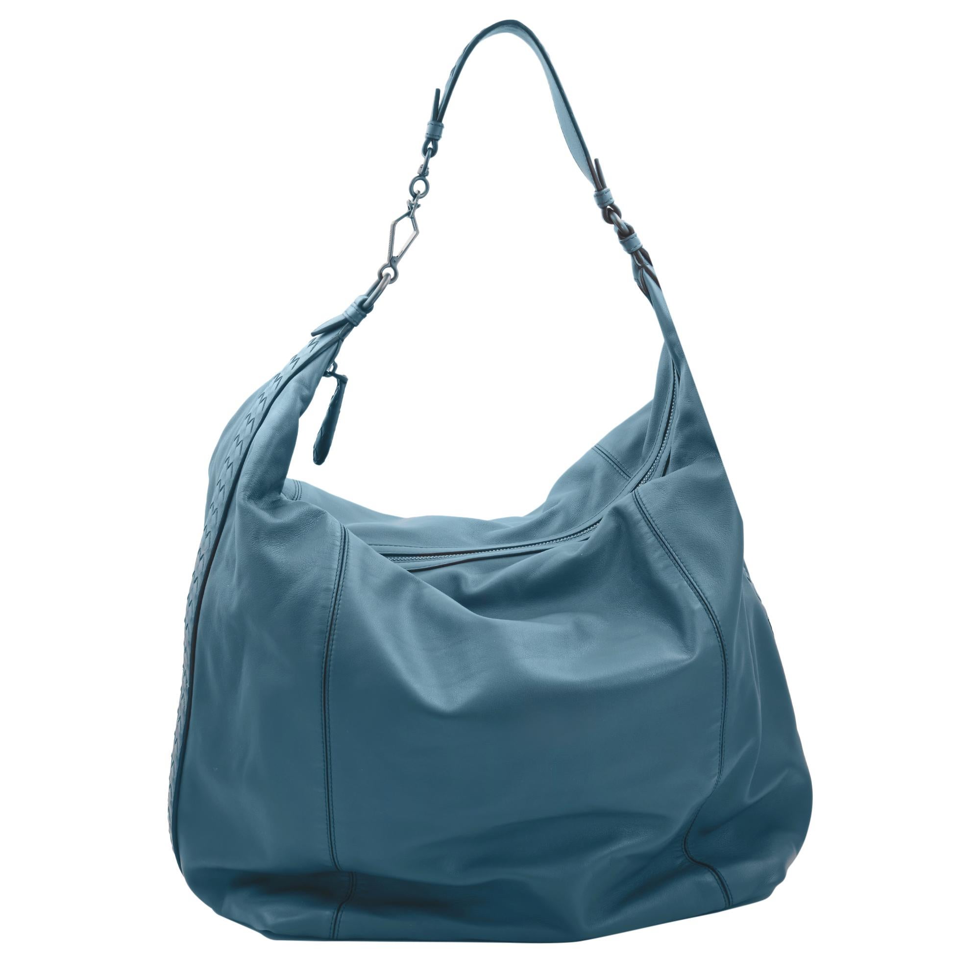 Bottega Veneta sac hobo porté épaule en cuir bleu pour femmes Excellent état - En vente à New York, NY