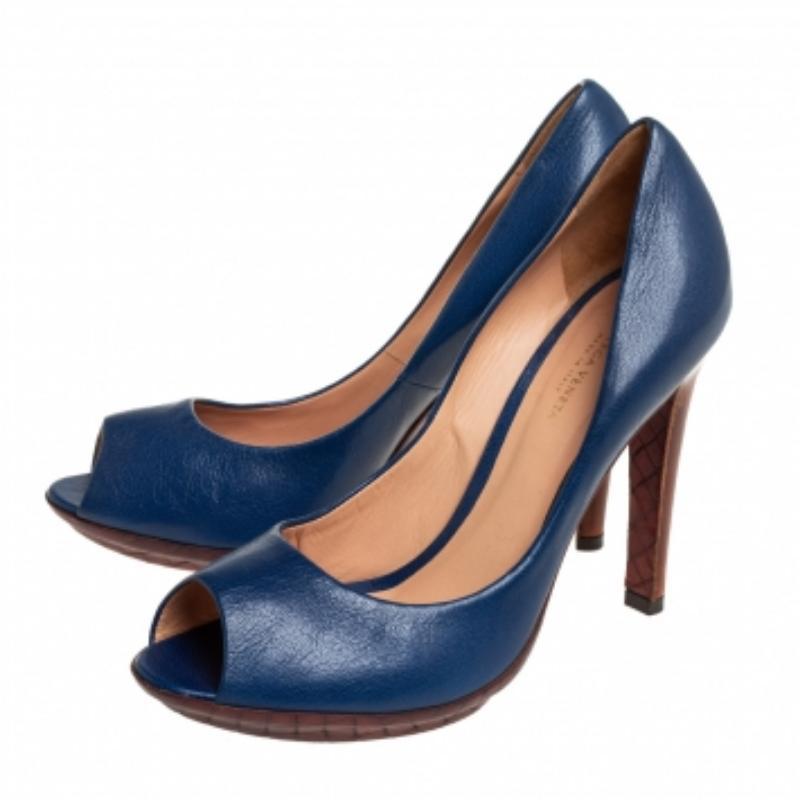 Bottega Veneta yet again brings a stunning set of pumps that makes us marvel at its beauty and craftsmanship. Crafted from leather in a blue shade, they are adorned with peep toes and slender heels. There are endless ways to style these beauties.