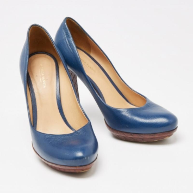 Bottega Veneta Bombas de plataforma de punta redonda de cuero azul talla 37.5 en Bastante bueno estado para la venta en Dubai, Al Qouz 2