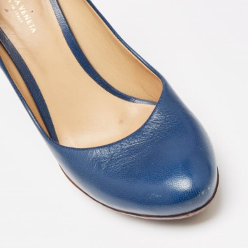Bottega Veneta Bombas de plataforma de punta redonda de cuero azul talla 37.5 en venta 1