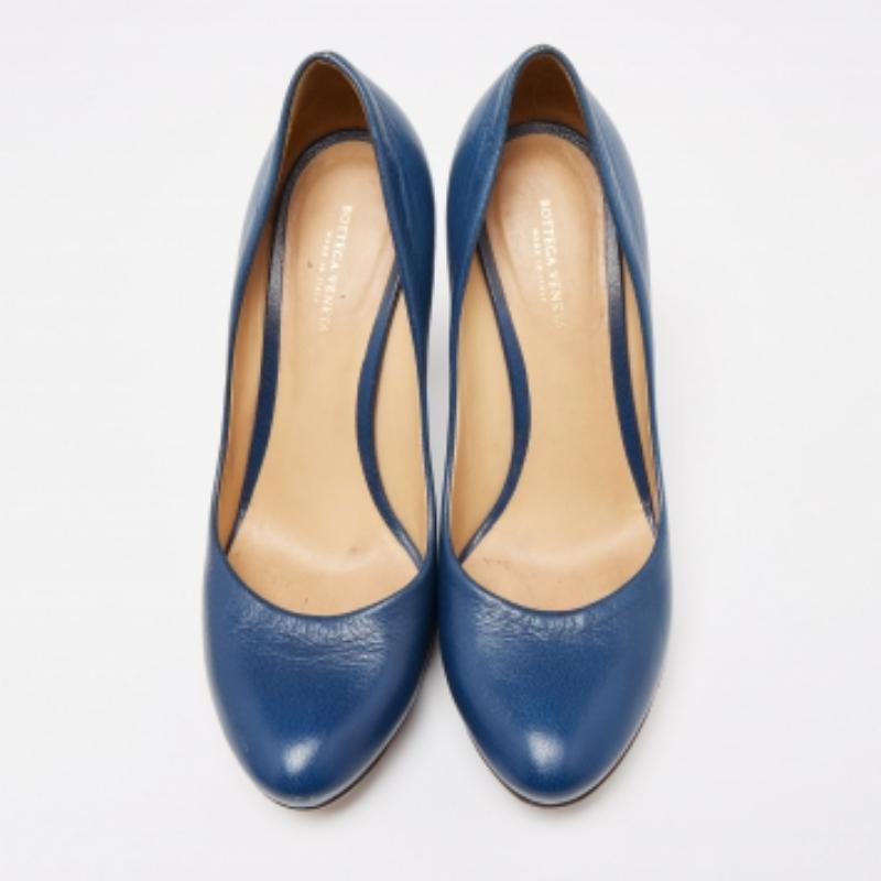 Bottega Veneta Bombas de plataforma de punta redonda de cuero azul talla 37.5 en venta 4