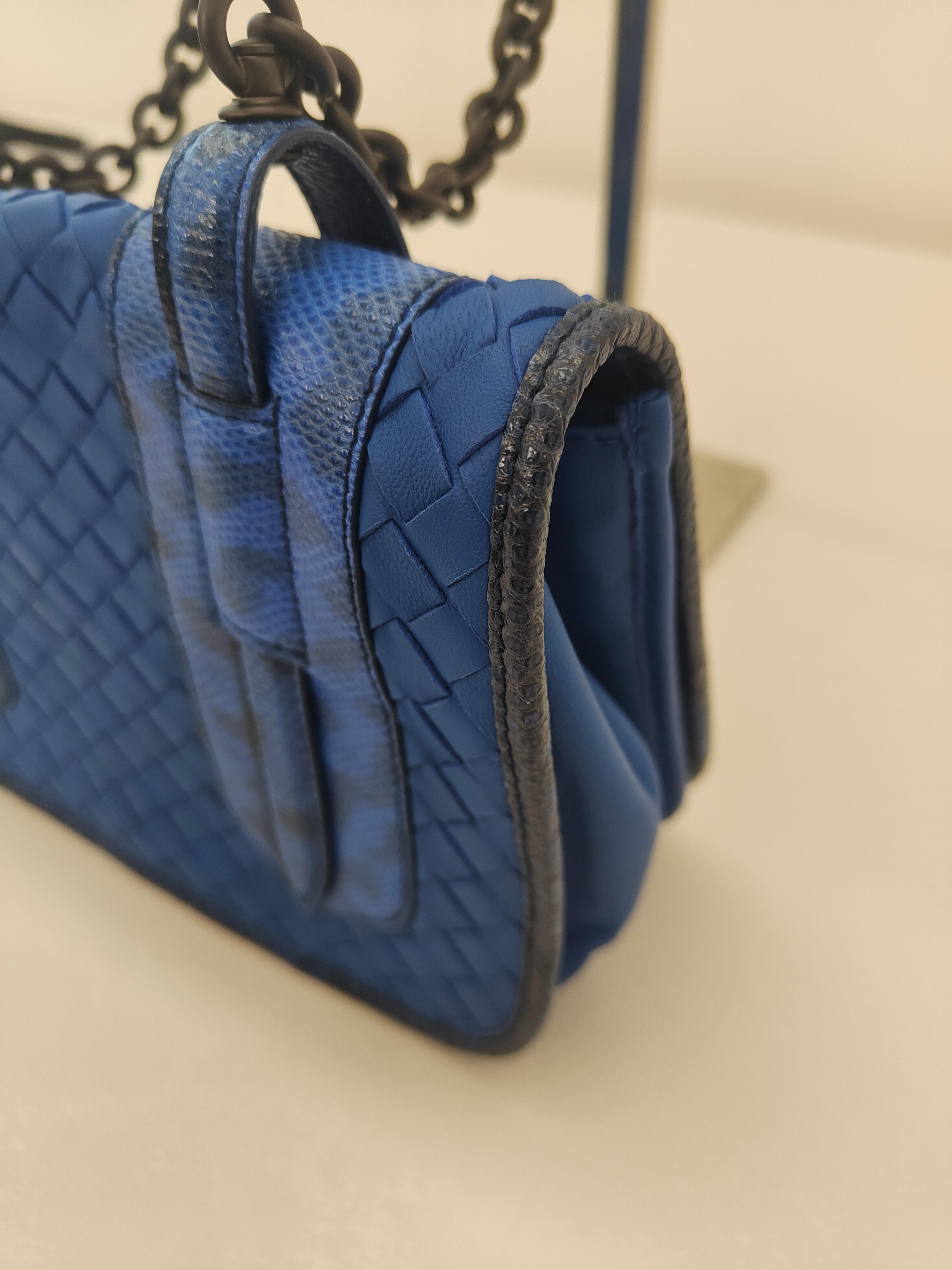 Bottega Veneta blue leather shoulder bag For Sale 5
