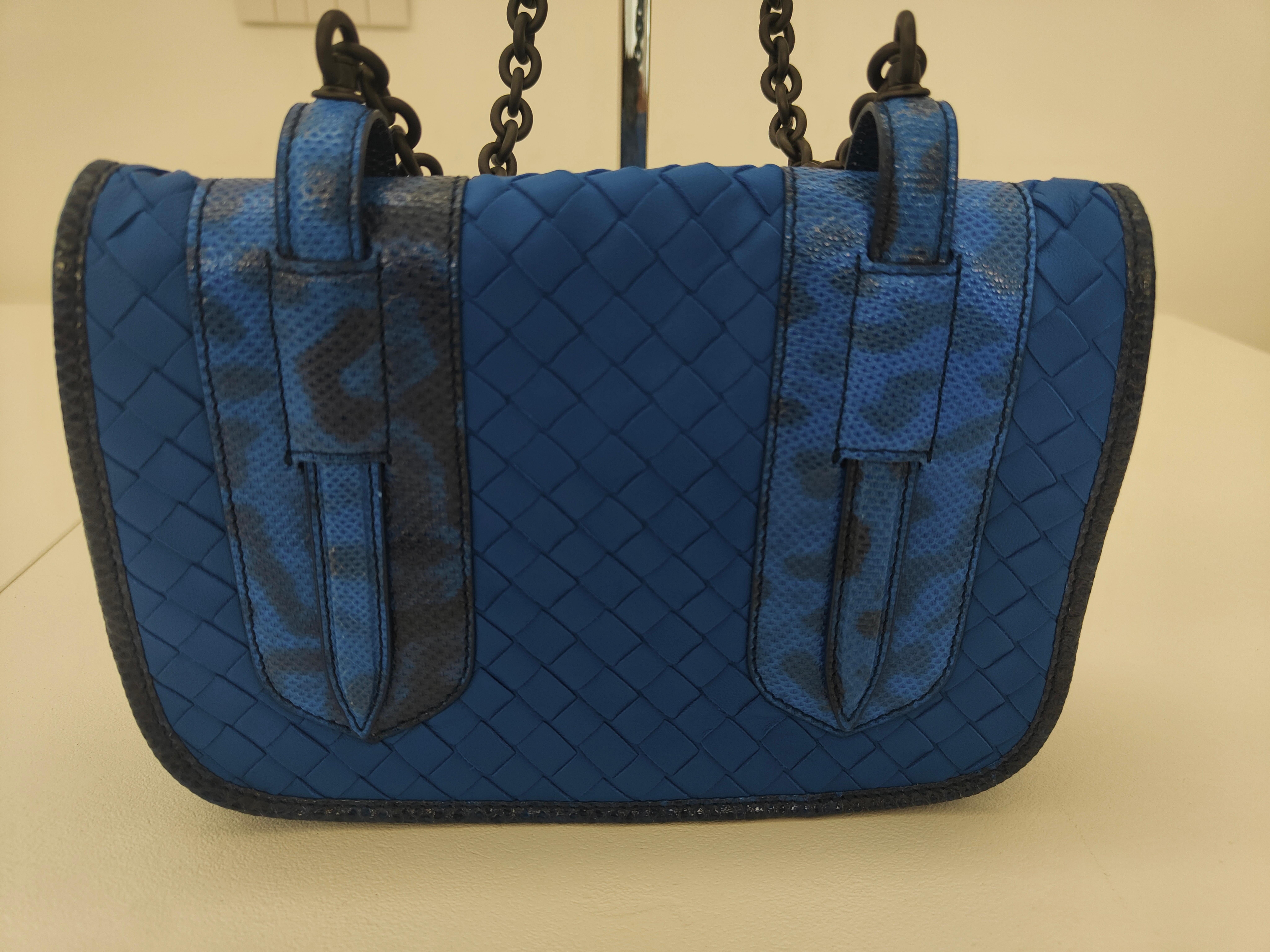 Bottega Veneta blue leather shoulder bag
measurements: 22*16 cm