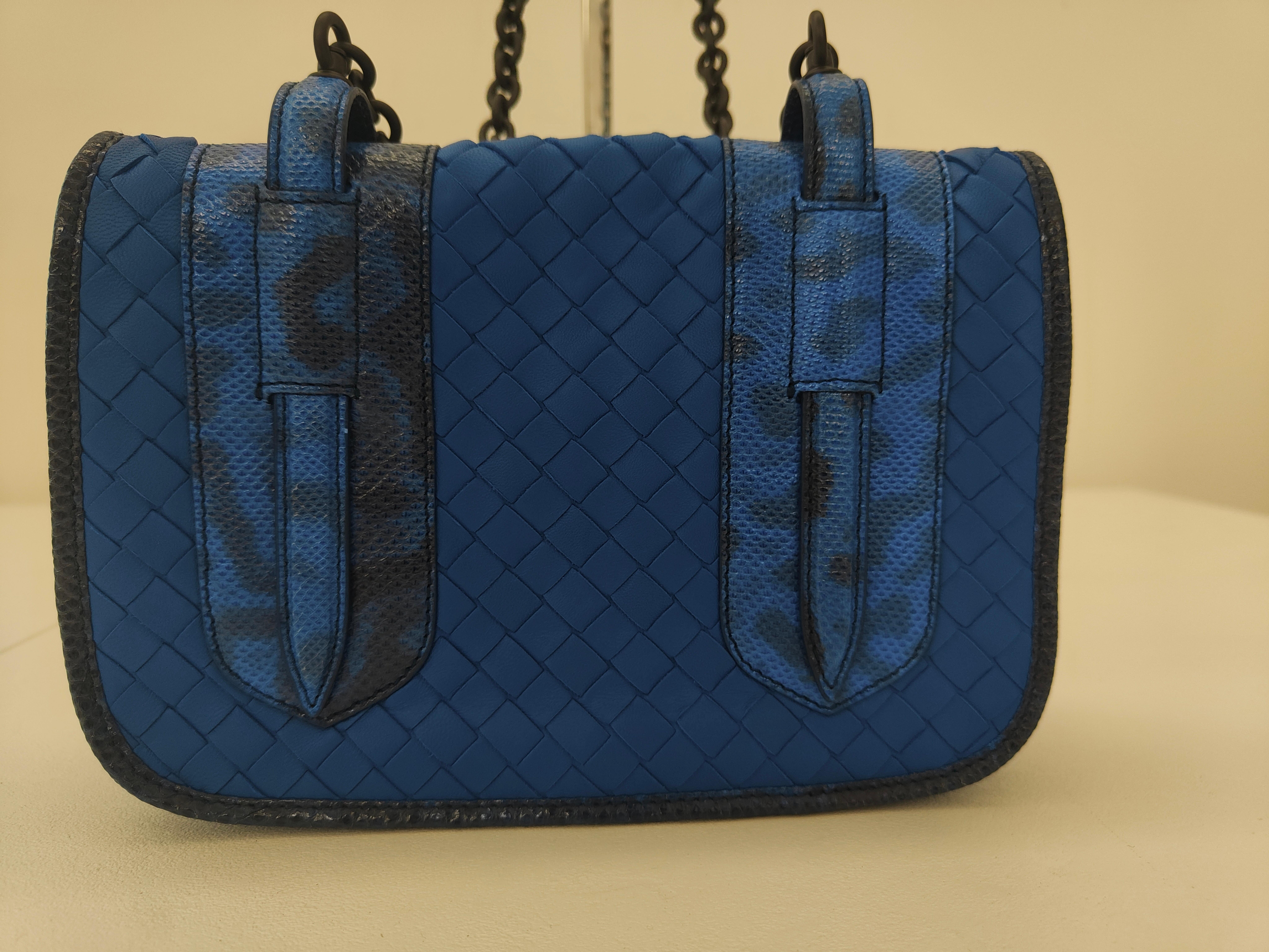 Bottega Veneta blue leather shoulder bag In Excellent Condition For Sale In Capri, IT