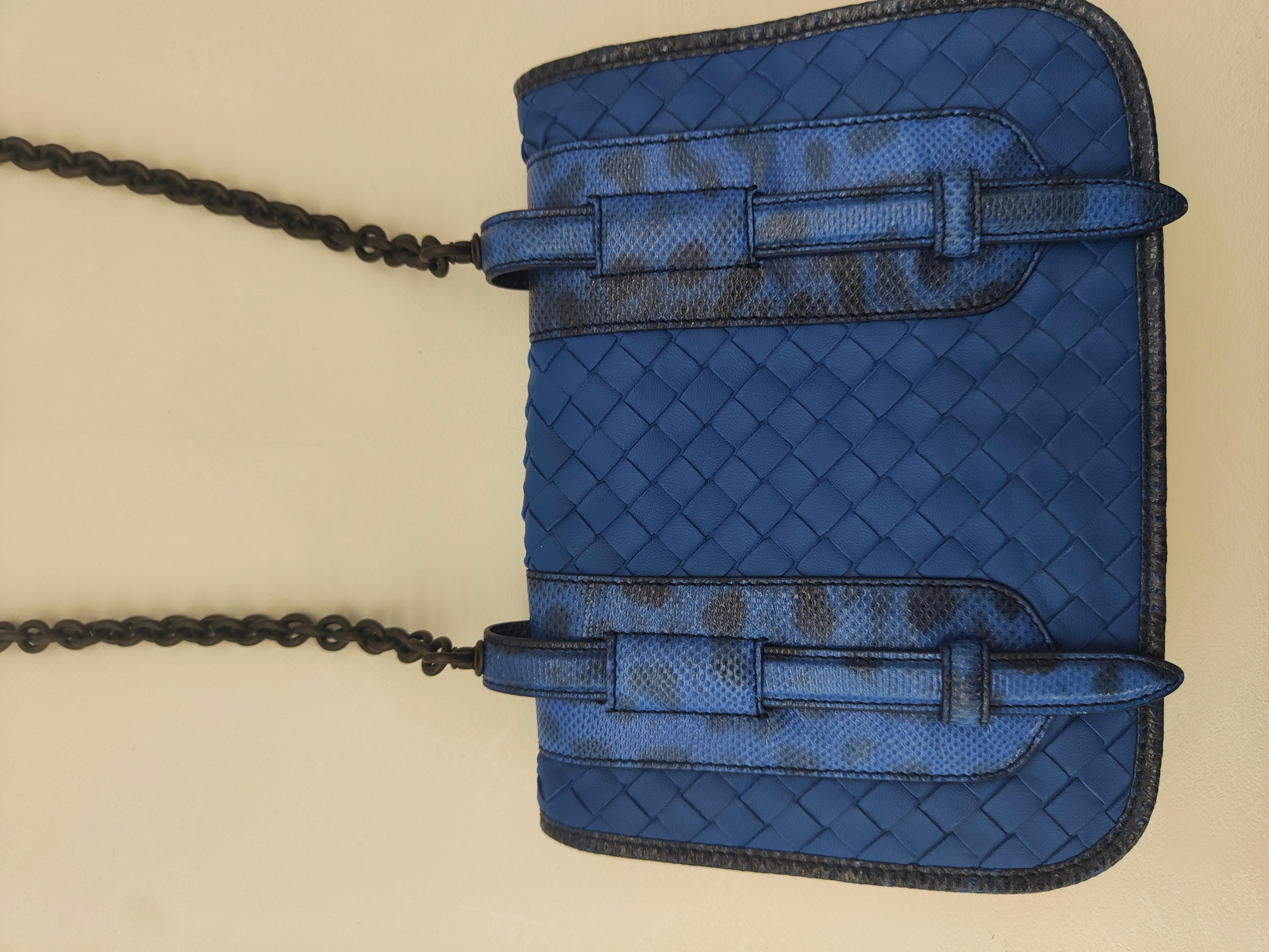 Women's Bottega Veneta blue leather shoulder bag For Sale