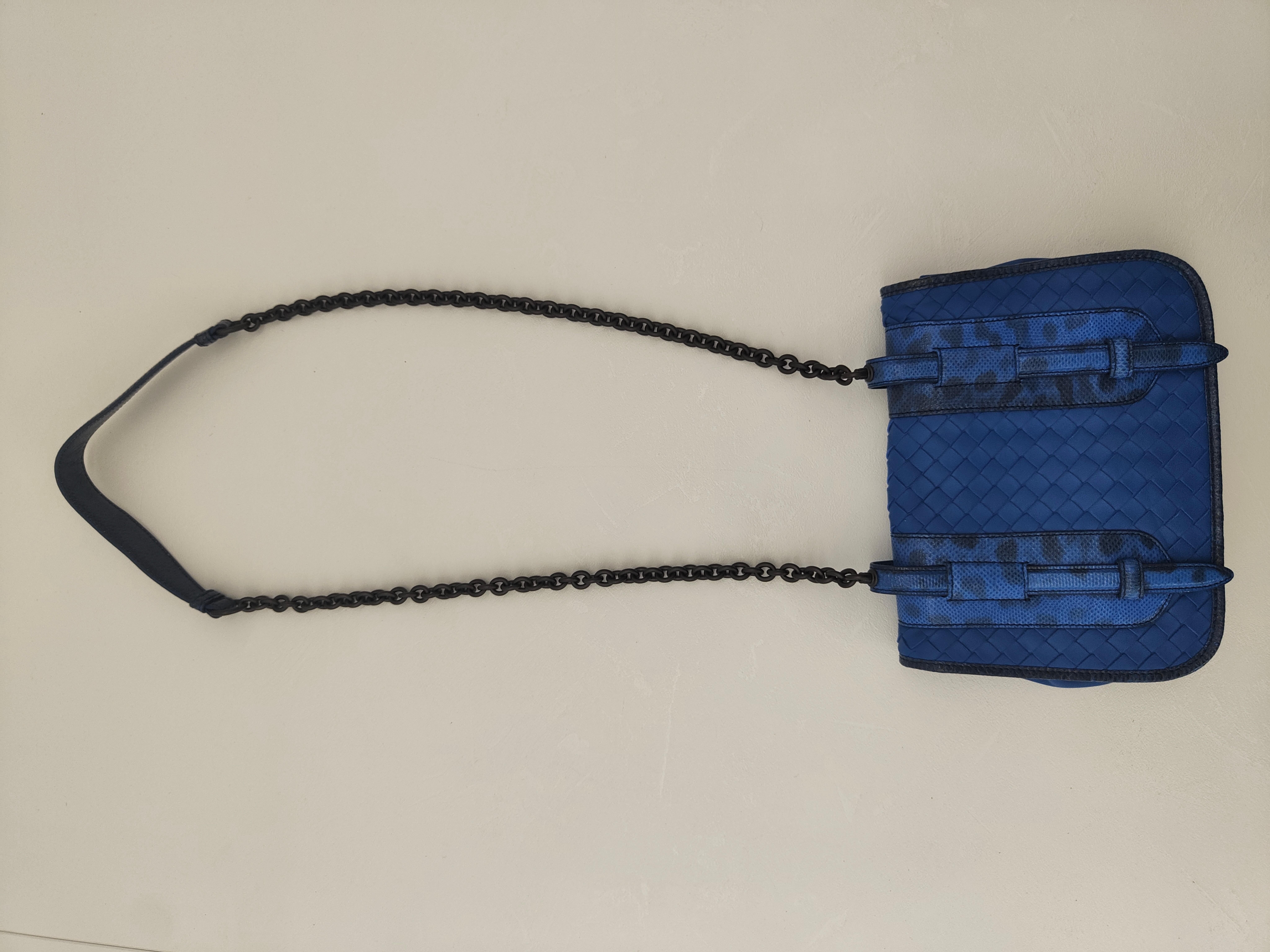 Bottega Veneta blue leather shoulder bag For Sale 1