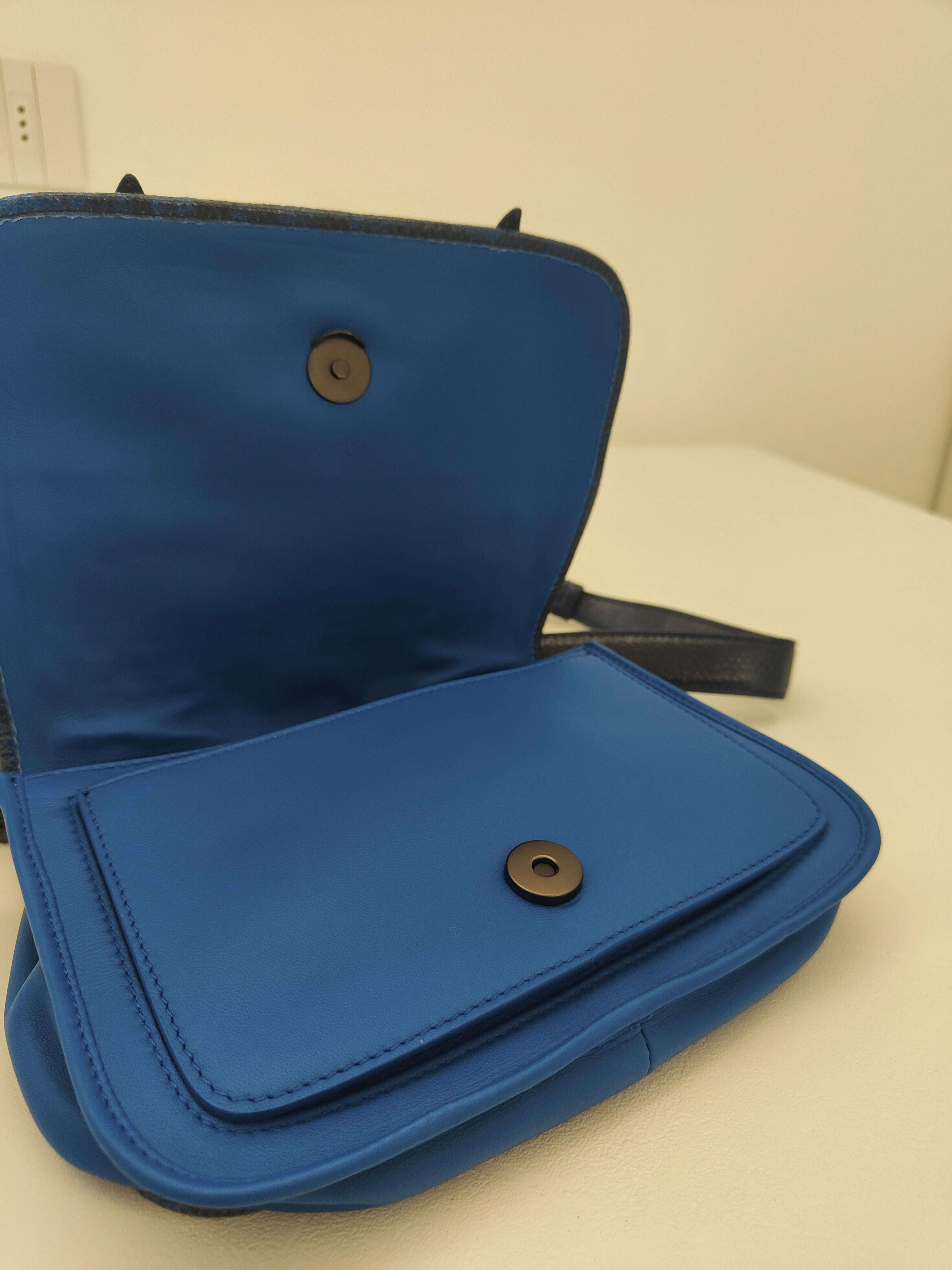 Bottega Veneta blue leather shoulder bag For Sale 3