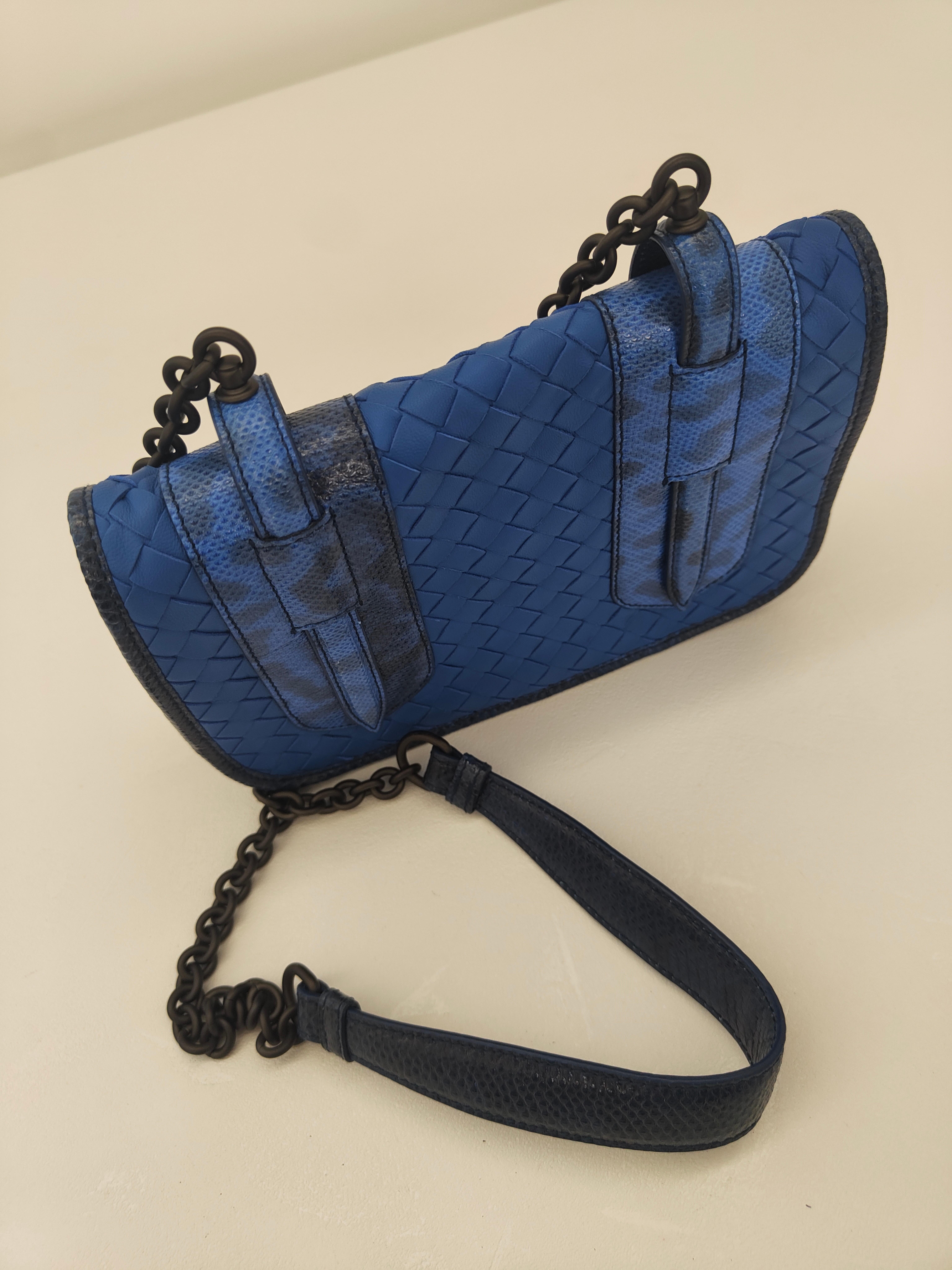 Bottega Veneta blue leather shoulder bag For Sale 4