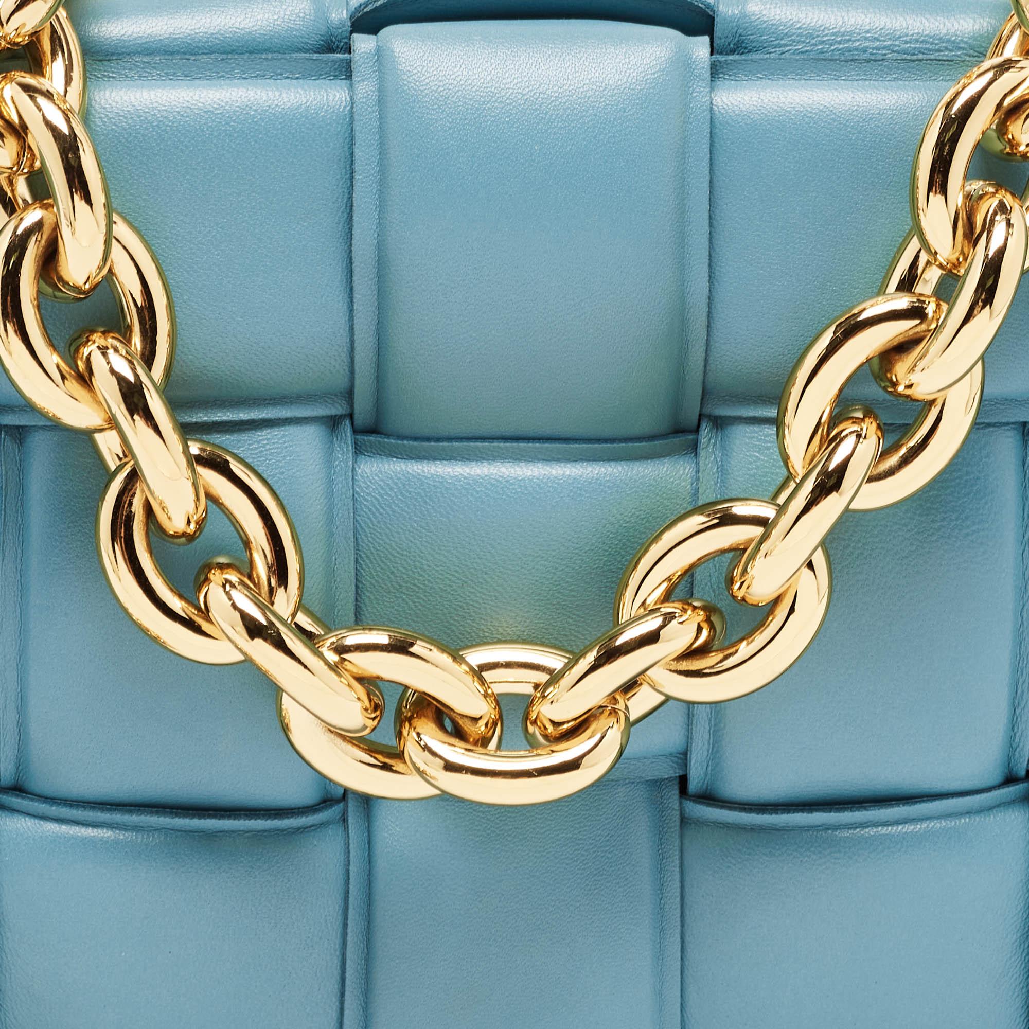 Bottega Veneta - Sac à bandoulière Cassette en cuir rembourré bleu en vente 4