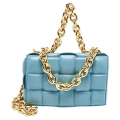 Bottega Veneta Blaue Cassette Umhängetasche aus gepolstertem Leder mit Kette