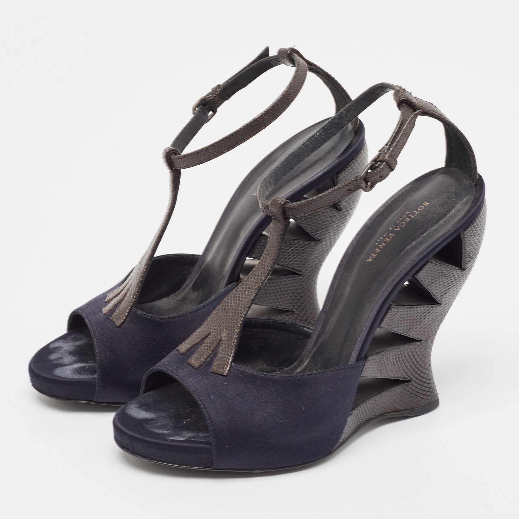 Bottega Veneta brings you this pair of sandals that will elongate your feet and give you confidence in every step. They feature the black tone accents and open toes. They are set on creatively designed heels that are comfortable to walk in.
