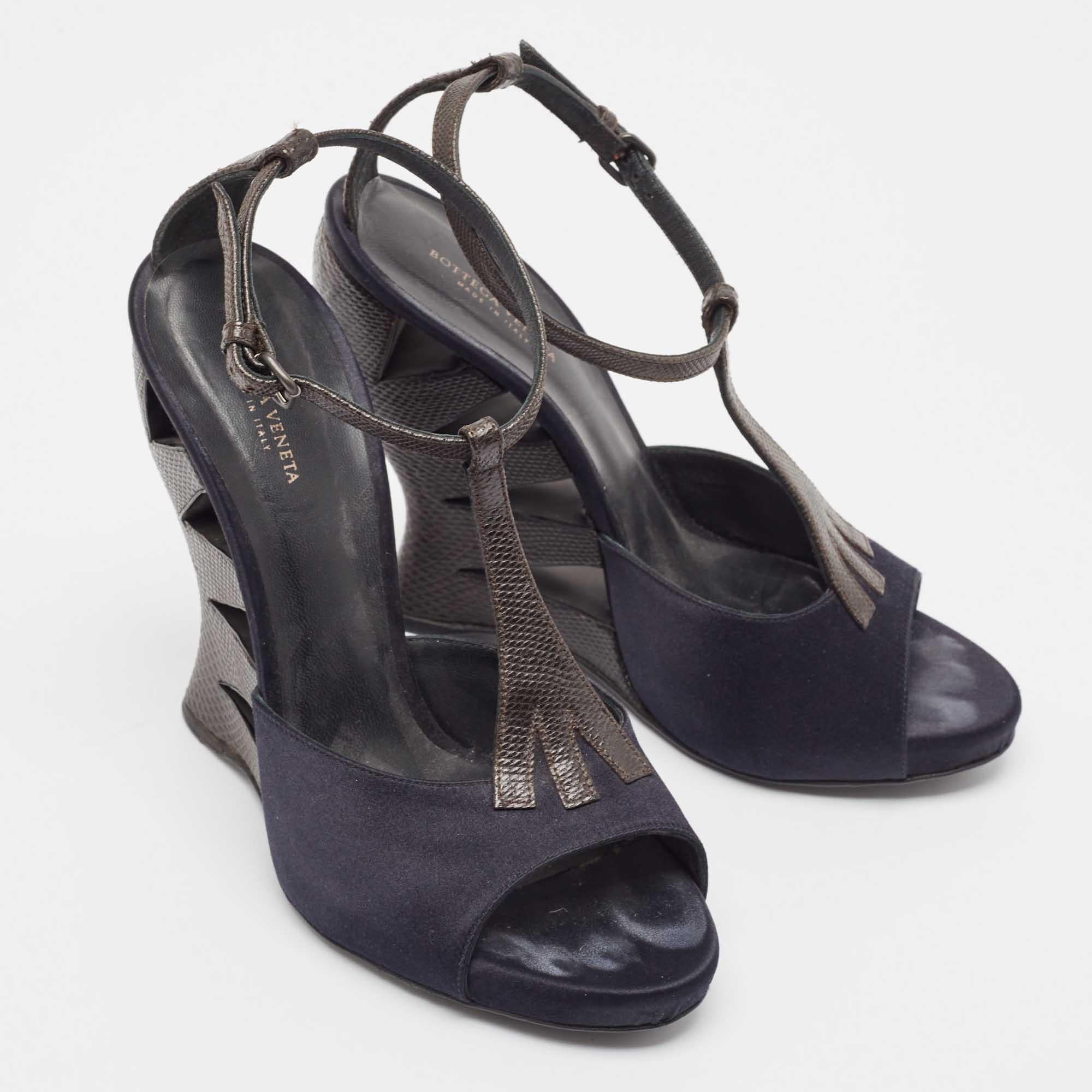 Bottega Veneta Blue Satin Textured Leather Ankle Strap Wedge Sandals Size 38 In Good Condition For Sale In Dubai, Al Qouz 2