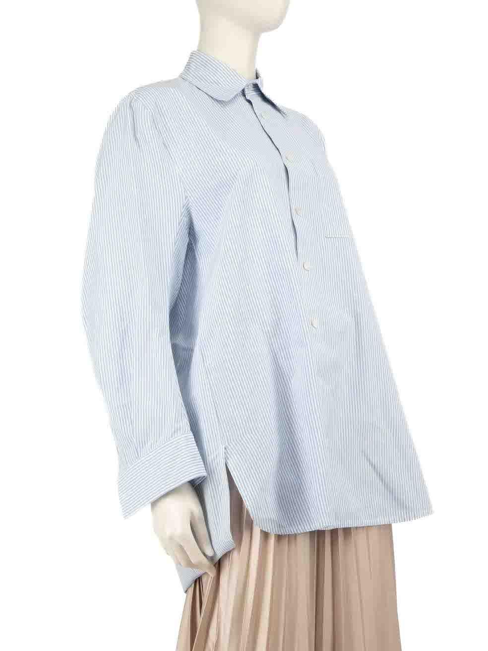 CONDIT ist sehr gut. Kaum sichtbare Abnutzungserscheinungen am Hemd sind bei diesem gebrauchten Bottega Veneta Designer-Wiederverkaufsartikel zu erkennen. Es gibt kleine Risse im Gewebe unter dem Kragen, die durch schlechte Lagerung entstanden