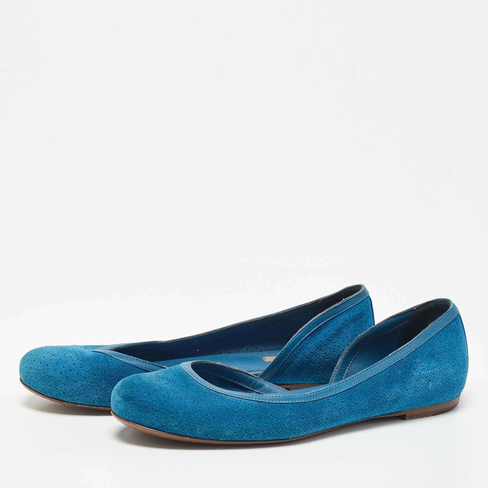 Complétez votre look en ajoutant ces ballerines de créateur à votre collection de chaussures de tous les jours. Ils sont fabriqués avec soin pour garantir un ajustement et un style parfaits.