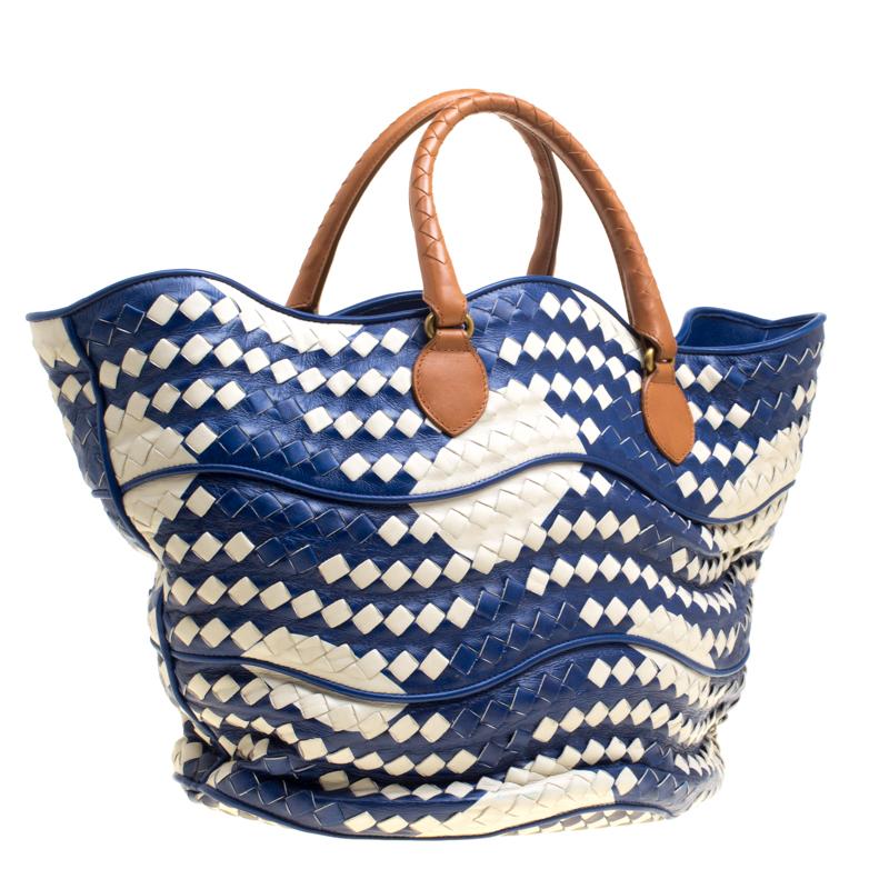 Bottega Veneta Blue/White Intrecciato Leather Bucket Bag In Good Condition In Dubai, Al Qouz 2