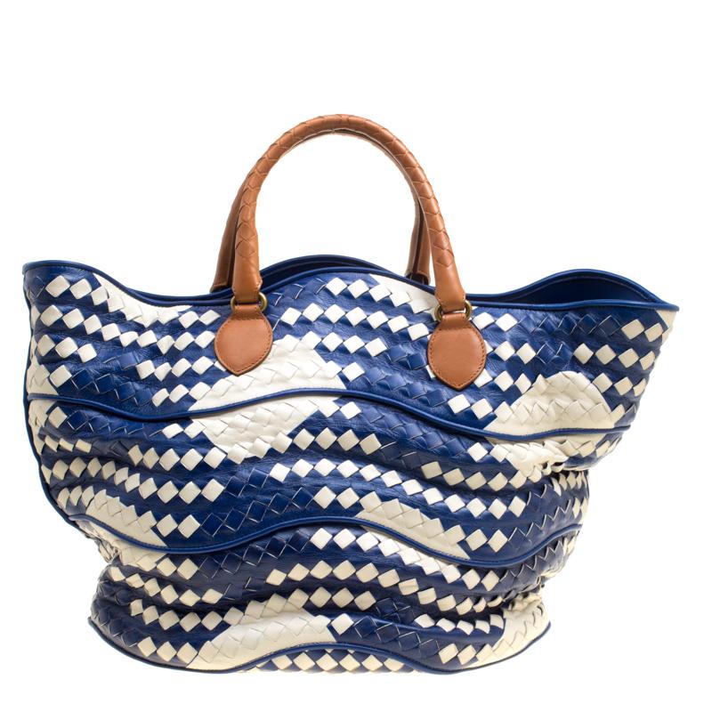 Bottega Veneta's bucket bag will add a stylish element to your wardrobe. Crafted with leather featuring the signature intrecciato pattern in a lovely combination of blue and white hues, this bag has a soft structure with twin top handles adorned in
