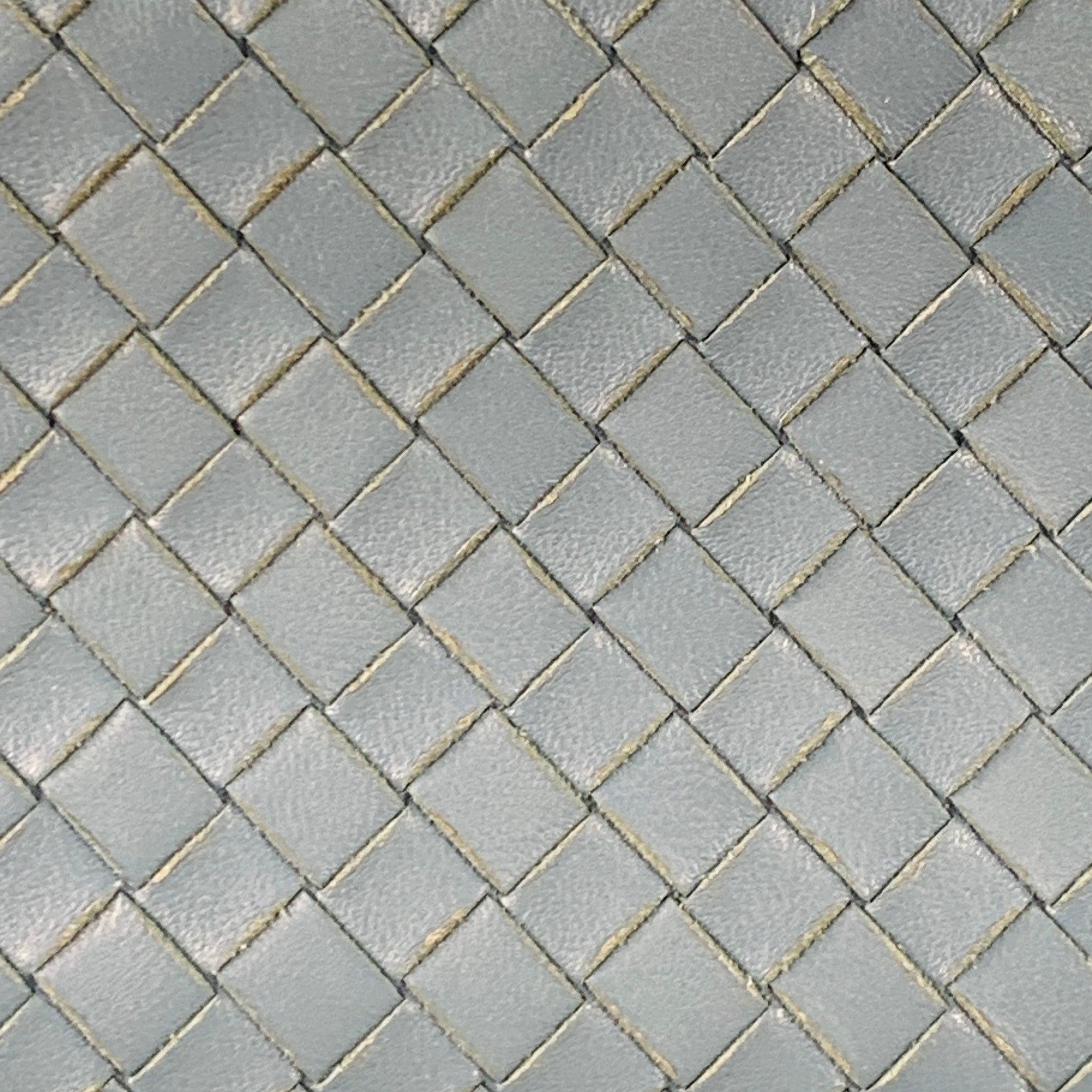 Portefeuille de chèques BOTTEGA VENETA
en cuir bleu avec le motif tissé Intrecchiato, plusieurs fentes pour cartes, un porte-monnaie zippé et une fermeture à glissière. Livré avec boîte. Fabriqué en Italie. Bon état d'usage. Signes d'usure modérés