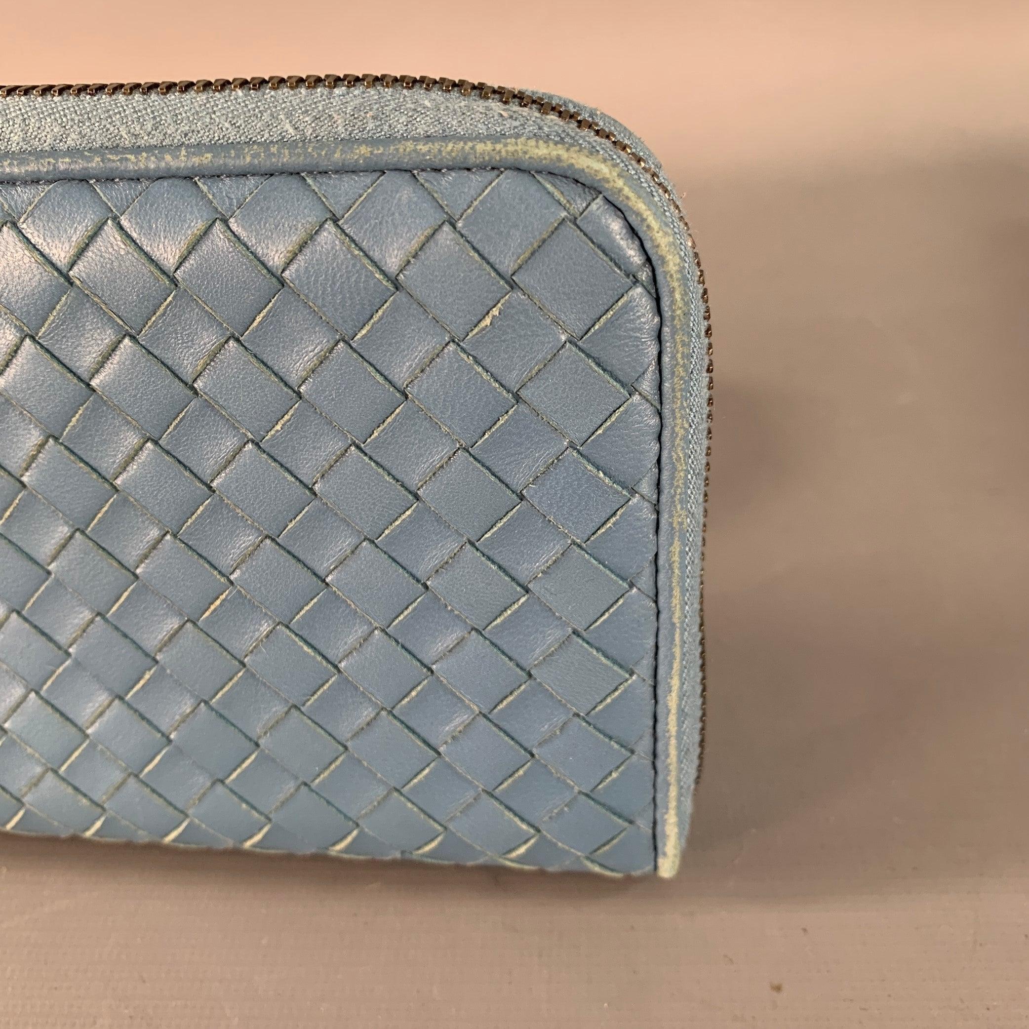 Portefeuille de chèques à fermeture éclair en cuir tressé bleu de BOTTEGA VENETA Bon état - En vente à San Francisco, CA