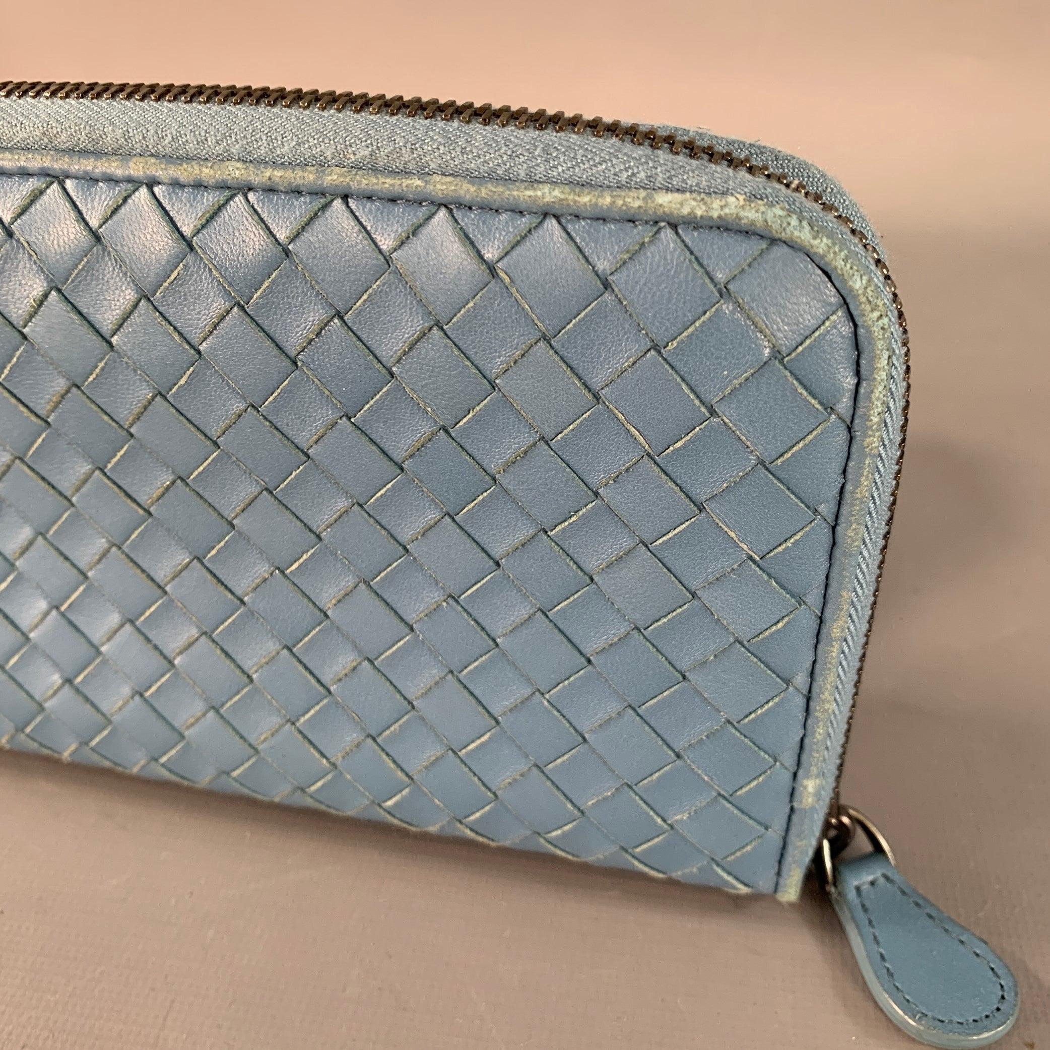Portefeuille de chèques à fermeture éclair en cuir tressé bleu de BOTTEGA VENETA Pour femmes en vente