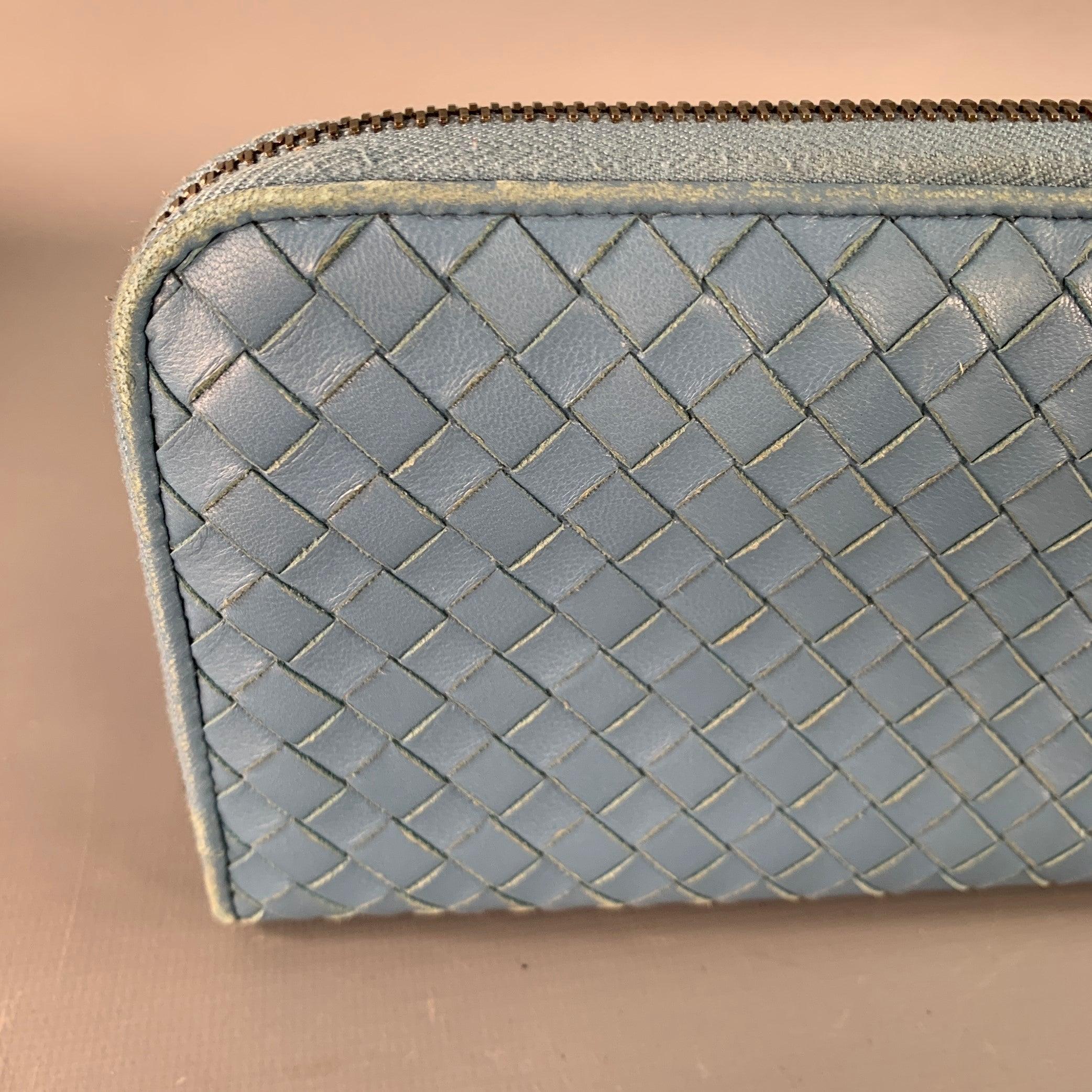 Portefeuille de chèques à fermeture éclair en cuir tressé bleu de BOTTEGA VENETA en vente 1
