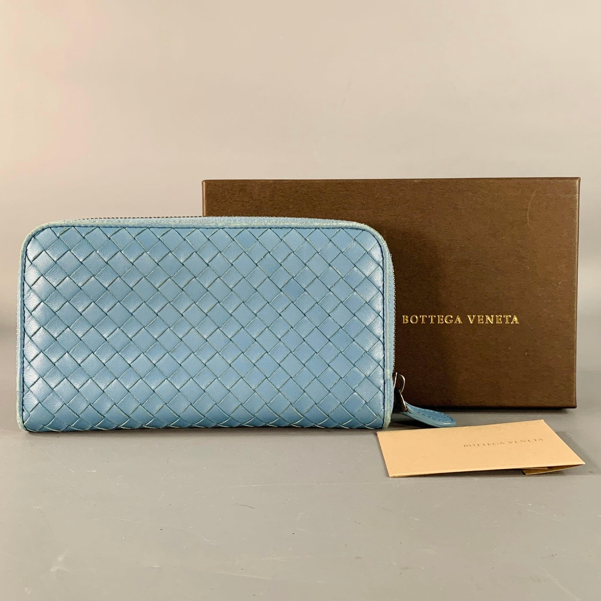 Portefeuille de chèques à fermeture éclair en cuir tressé bleu de BOTTEGA VENETA en vente 4