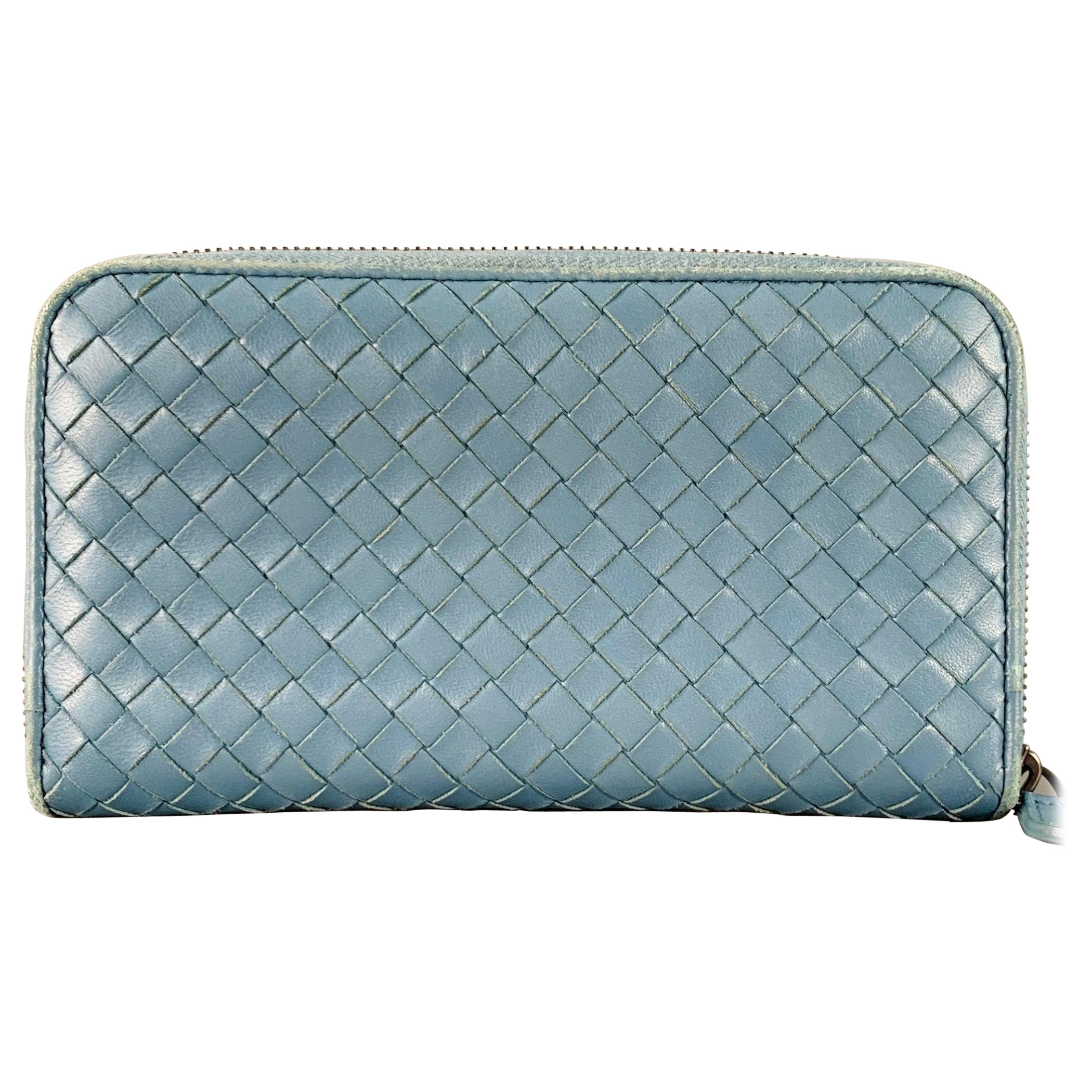 Portefeuille de chèques à fermeture éclair en cuir tressé bleu de BOTTEGA VENETA en vente