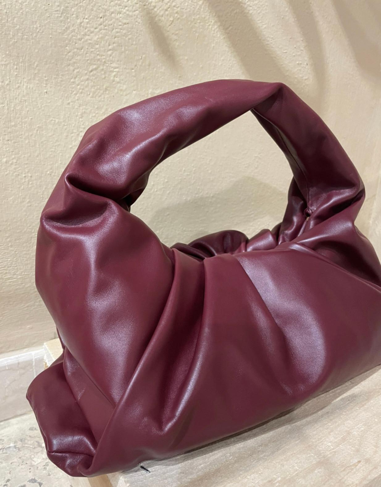 Bottega Veneta shoulder pouch bag in burgundy leather.
Length 38 cm
Height 12cm
Handle 15 cm
Width 16 cm
New, never been used. With original dust bag. 