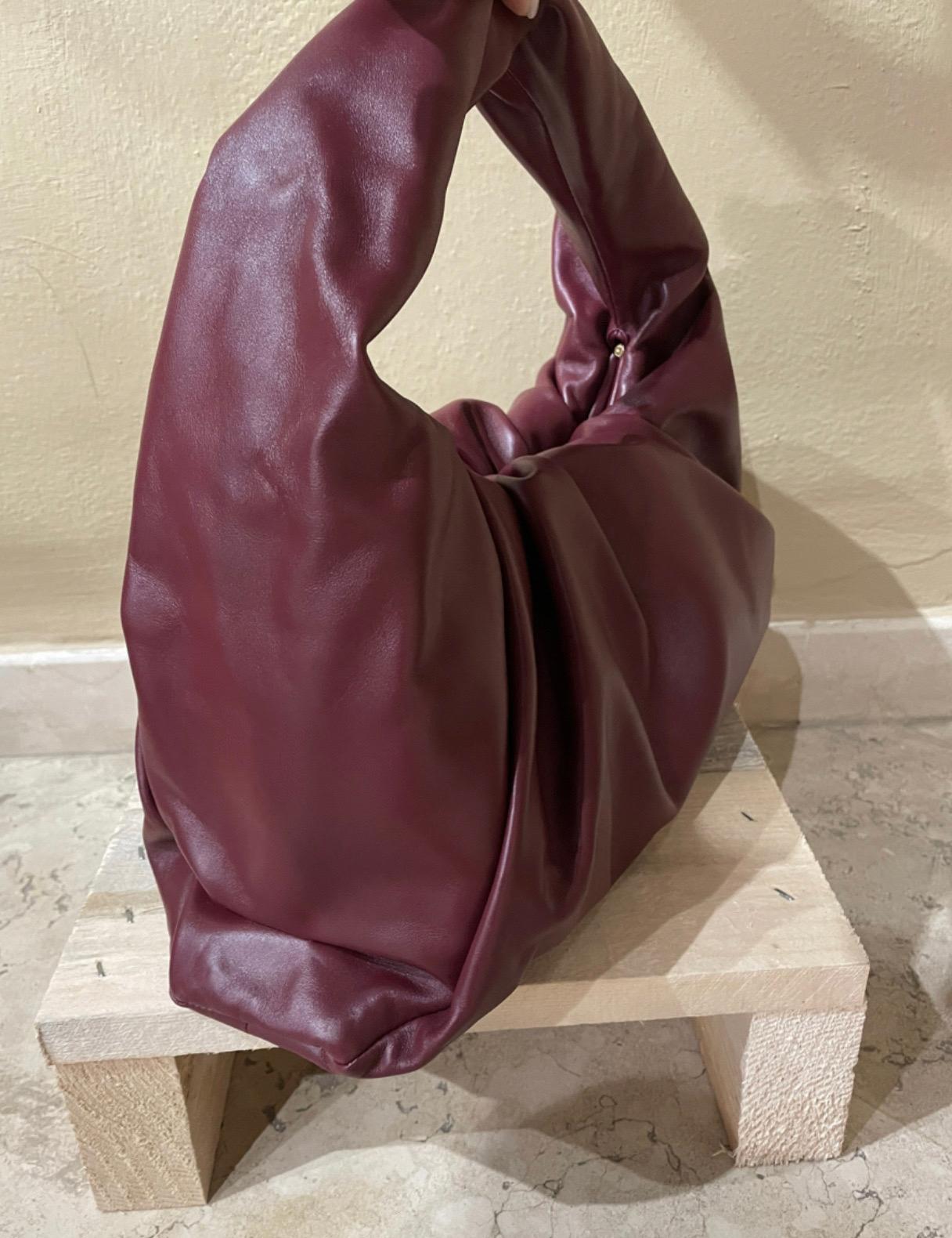 Women's or Men's Bottega Veneta Bordeaux Leather Shoulder bag  For Sale