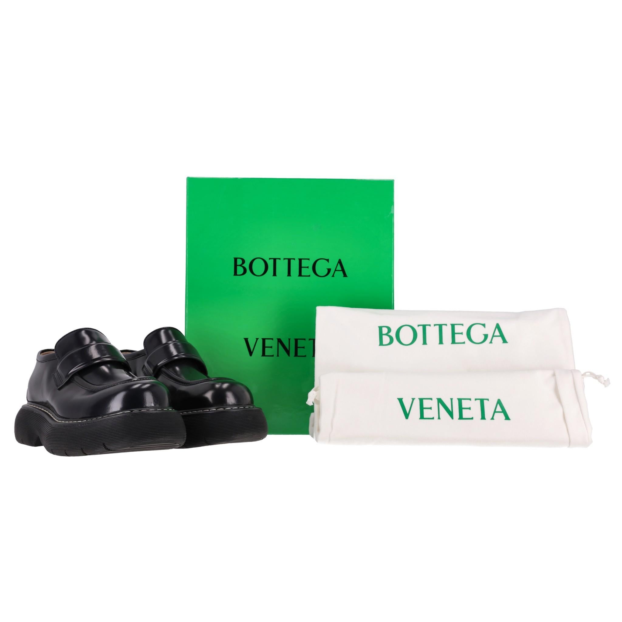 Bottega Veneta Bounce Leather Loafers

Black loafers crafted from glossy calf leather with chunky platform track sole.

Featuring contract stitching trim and decorative upper strap.

Rrp Approx. £800

Size – 41.5

Condition – Very Good (Light