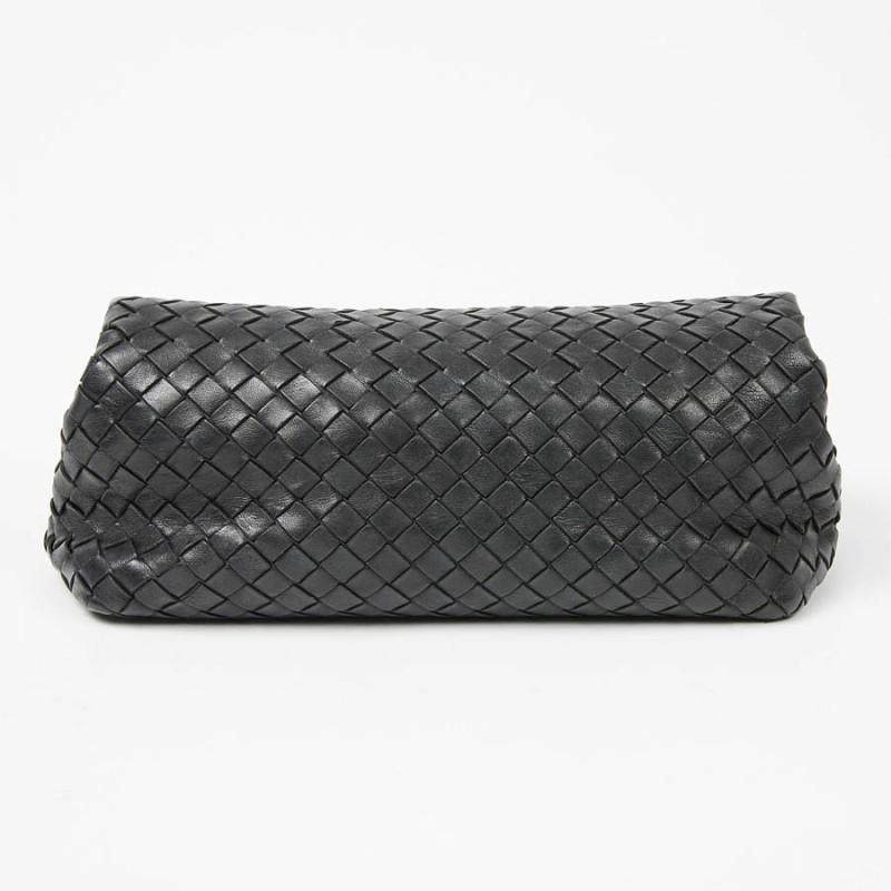 A classic to have in your wardrobe. To wear both day and evening. Clutch from Maison Bottega Veneta in black braided lambskin. Magnetic closure. Inside, two bellows separated by a central zipped pocket.
In very good shape. Some small stains inside,