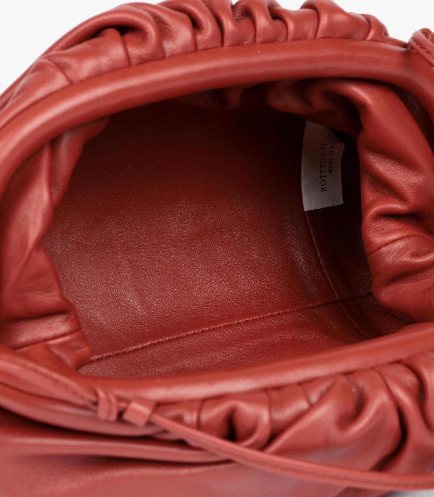 Bottega Veneta Mini Pouch in pelle di vitello color mattone in vendita 5