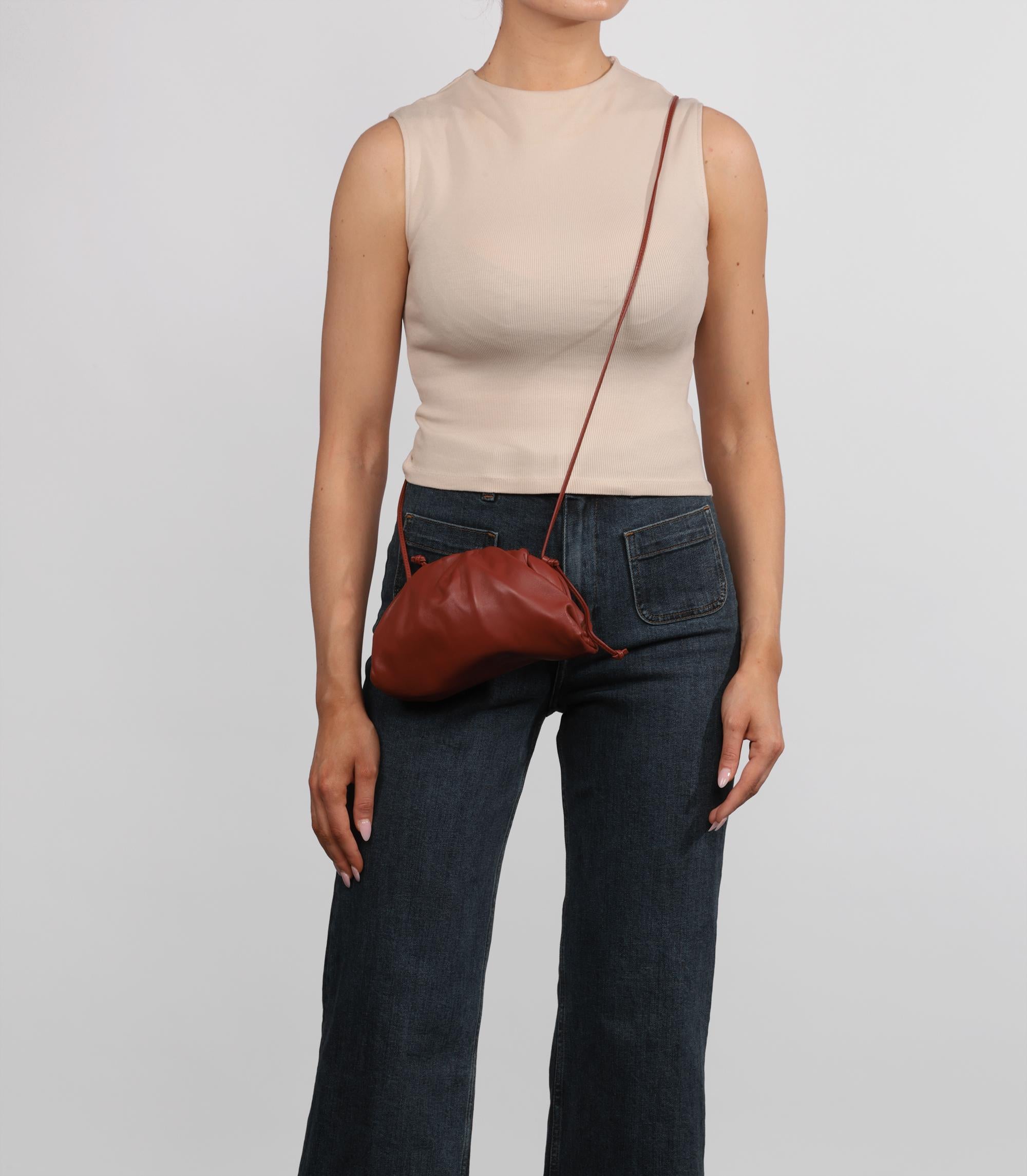 Bottega Veneta Mini The Pouch in pelle di vitello color mattone 

Dettagli del prodotto
Xupes Ref: HB5516
Marchio: Bottega Veneta
Model No: Mini The Pouch
Tipo: Spalla, Tracolla
Numero di Serie: BO8689043N
PREZZO DI VENDITA: € 1.710
Accompagnato da: