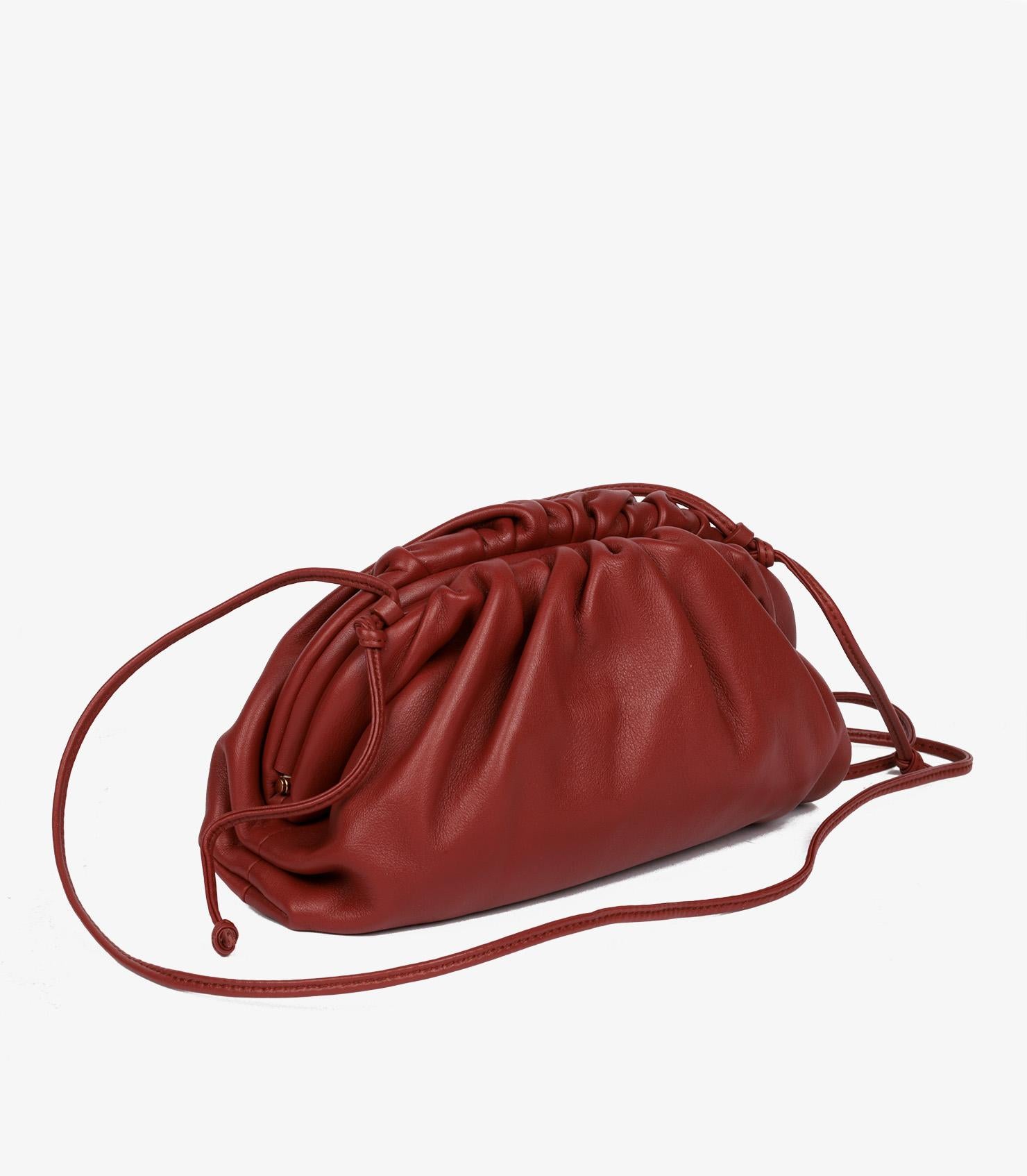 Marrone Bottega Veneta Mini Pouch in pelle di vitello color mattone in vendita