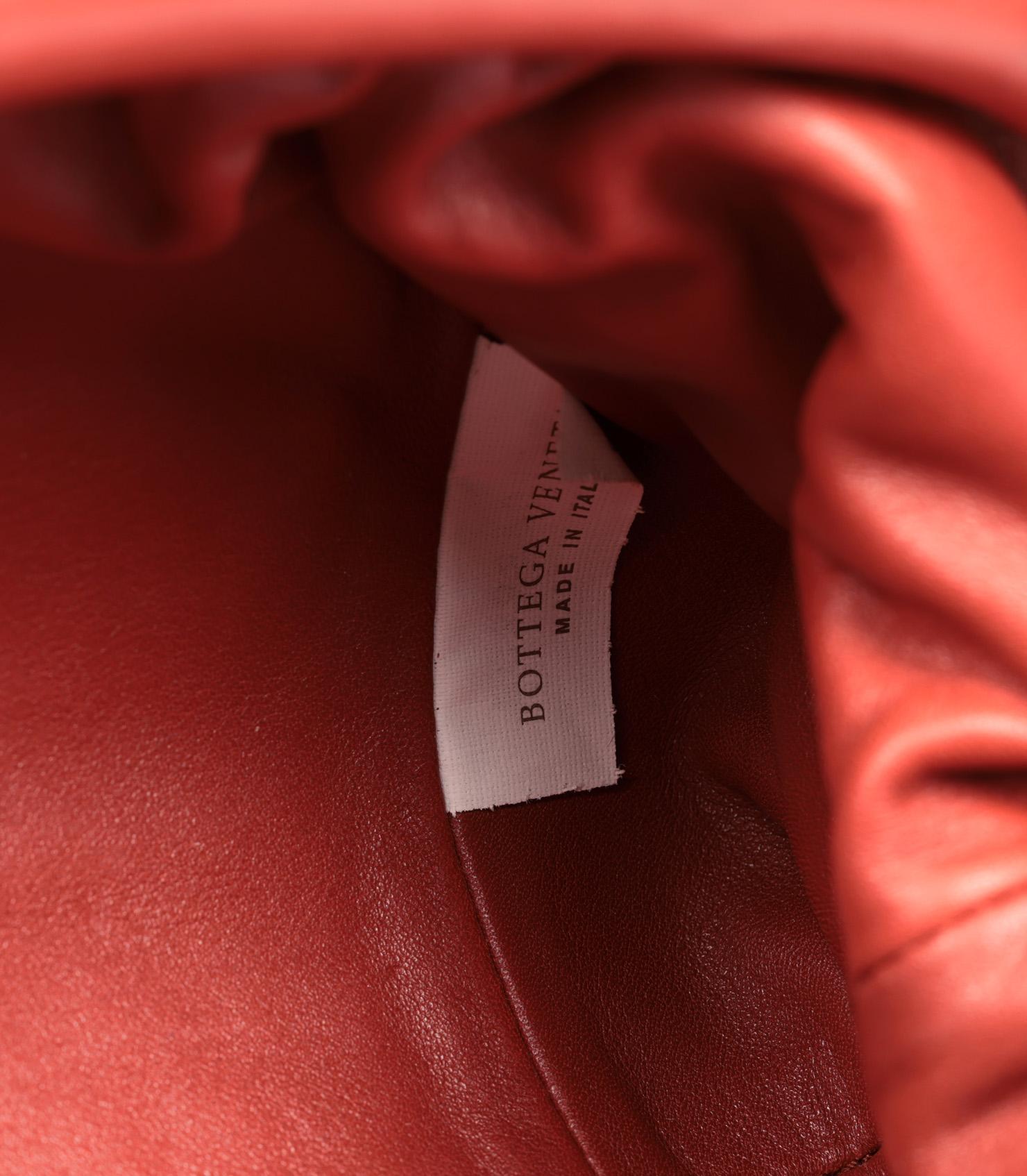 Bottega Veneta Mini Pouch in pelle di vitello color mattone in vendita 3