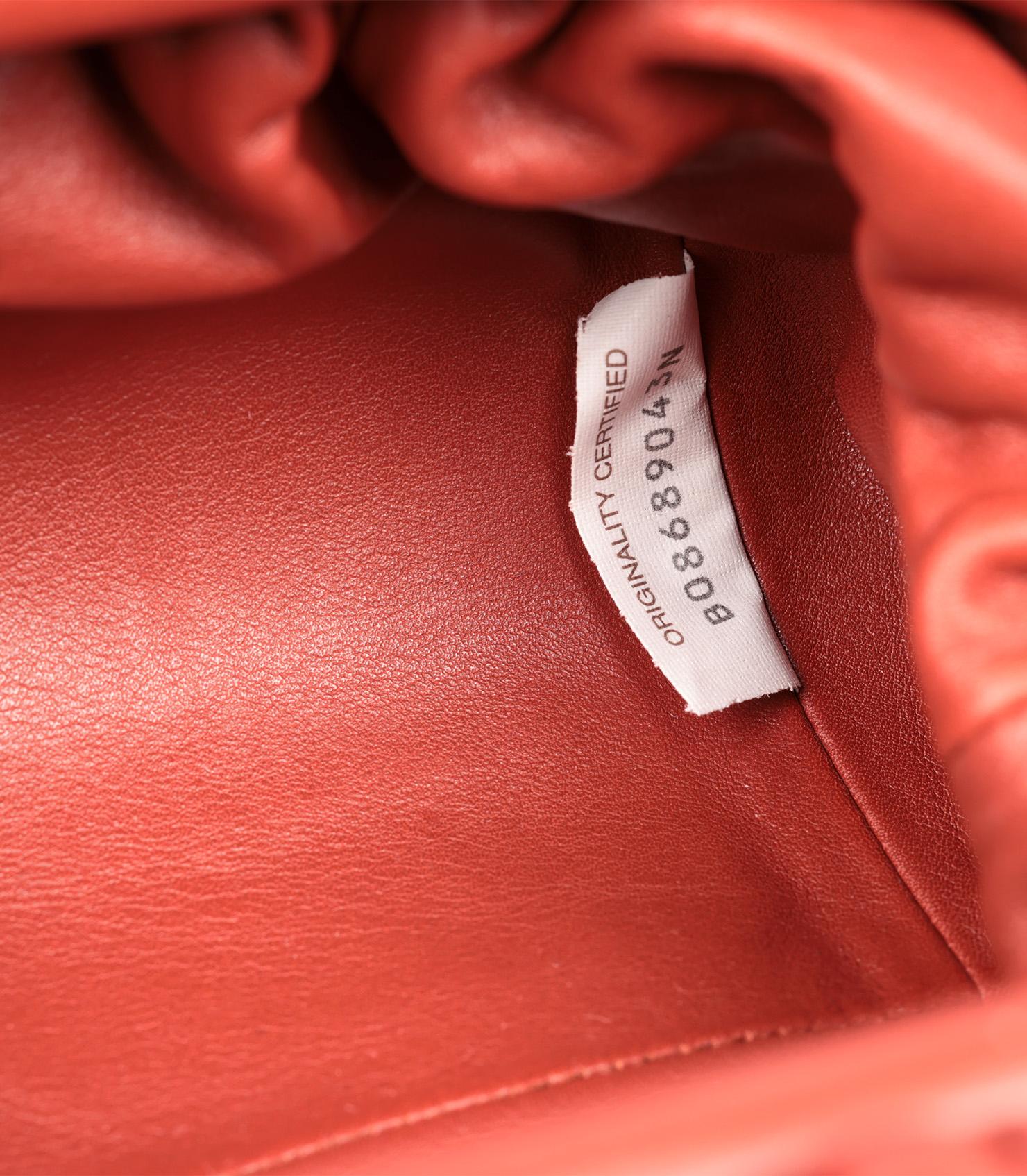 Bottega Veneta Mini Pouch in pelle di vitello color mattone in vendita 4