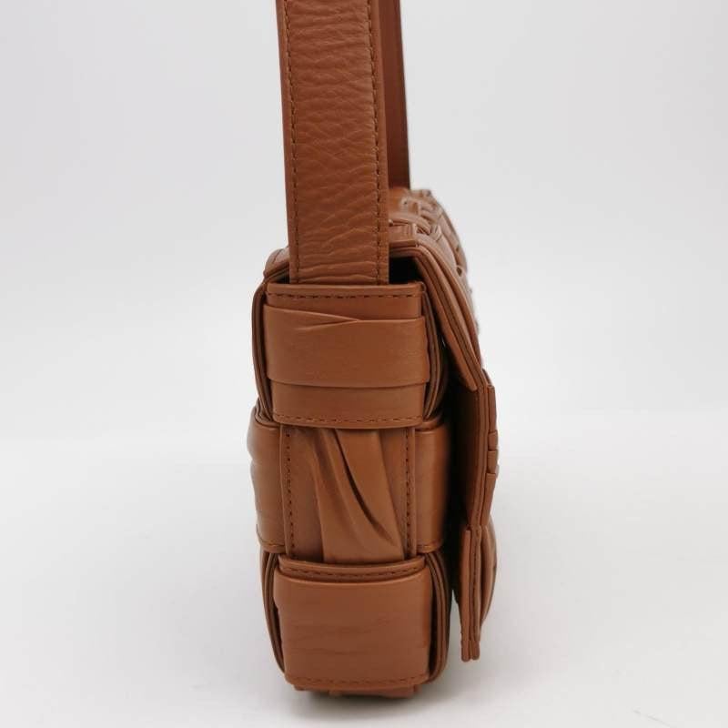 Bottega Veneta Brick Cassette Small Tan Brown Leather Crossbody Bag In Excellent Condition For Sale In AUBERVILLIERS, FR