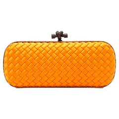 Hell orangefarbene Intrecciato Knot Clutch aus Satin von Bottega Veneta