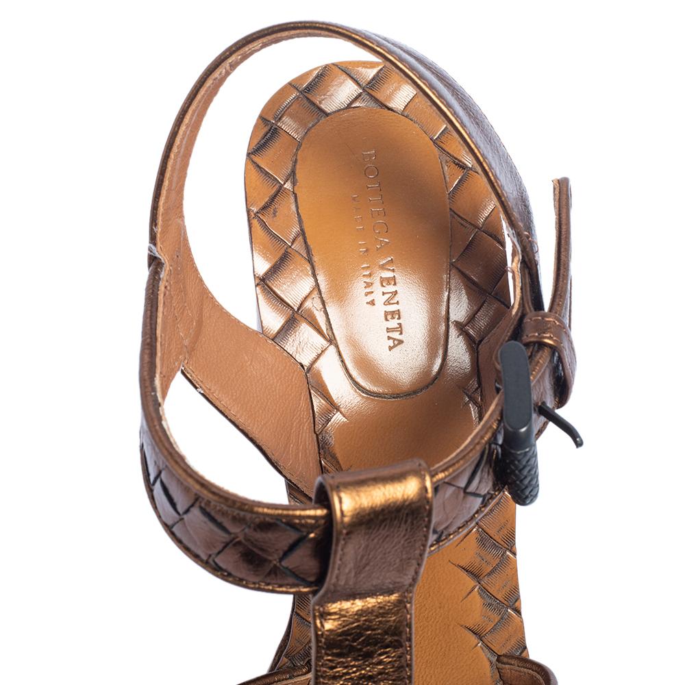 Bottega Veneta Bronze Intrecciato Leather Block Heel Sandals Size 39.5 In Good Condition In Dubai, Al Qouz 2