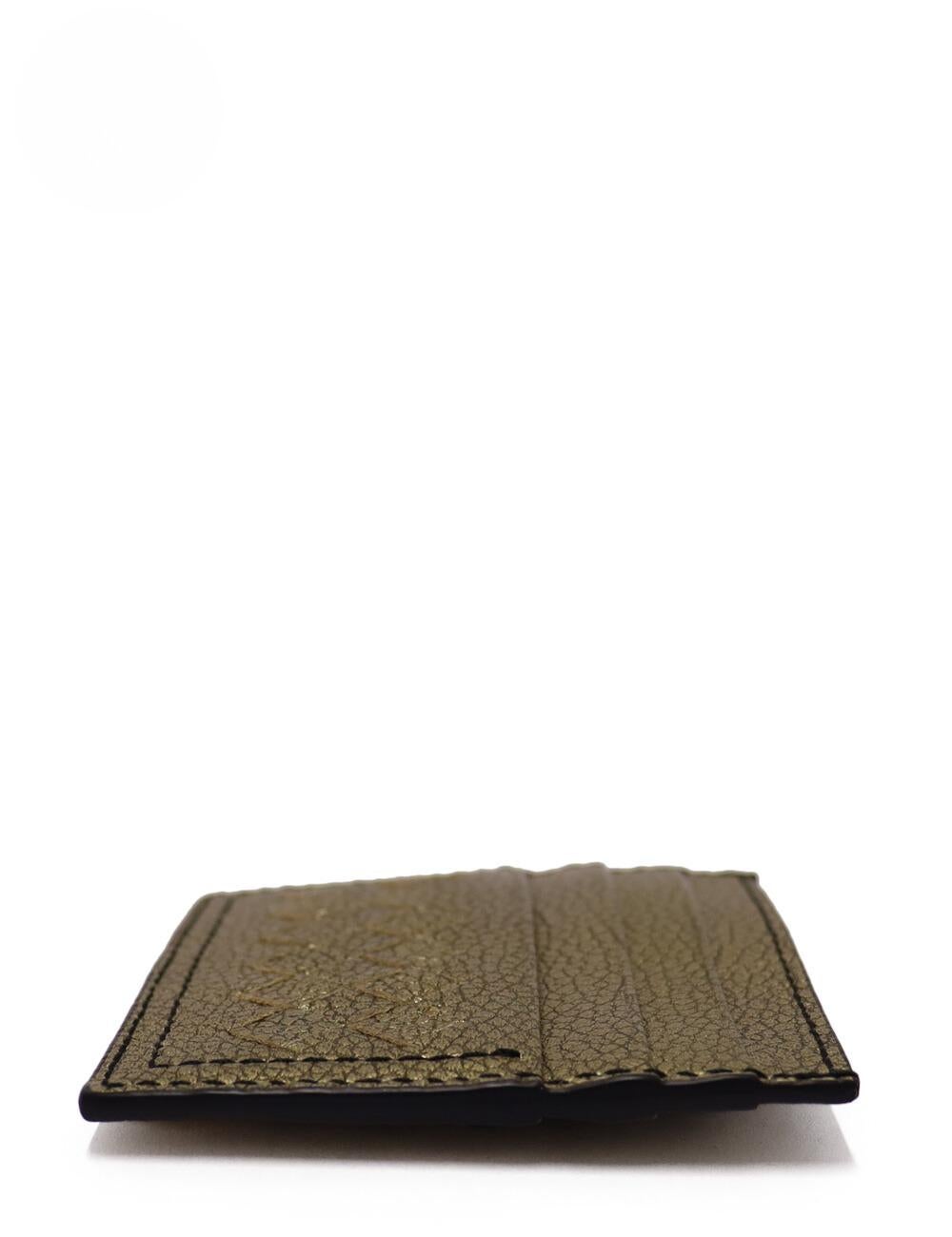 Bottega Veneta Bronze Intrecciato Leather Card Holder, Features Nappa leather, Hand-woven intrecciato panel, Single bill pocket, and Six card slots.

Material: Leather
Height: 8cm
Width: 10cm
Depth: 0.5cm
Overall condition: Excellent
Interior