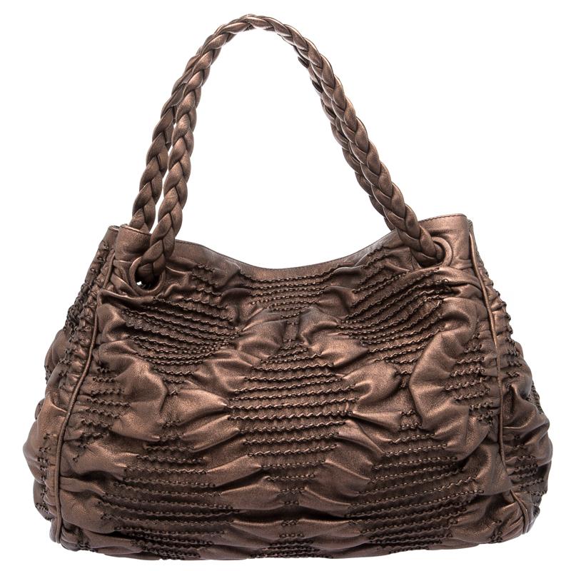 One look at this hobo from Bottega Veneta and you'll know why it is a limited-edition piece. It is high in style and magnificent in appeal. Crafted from leather in a bronze hue and styled with two braided handles, it has suede interiors that are
