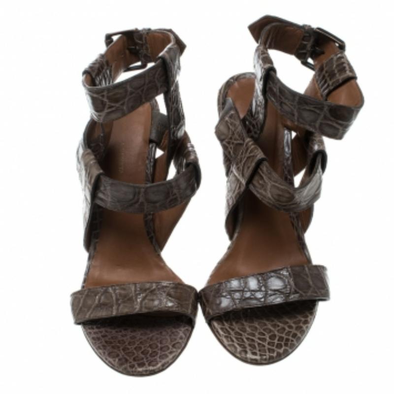 Bottega Veneta Sandales à lanières en cuir d'alligator Brown Taille 37.5 Bon état - En vente à Dubai, Al Qouz 2