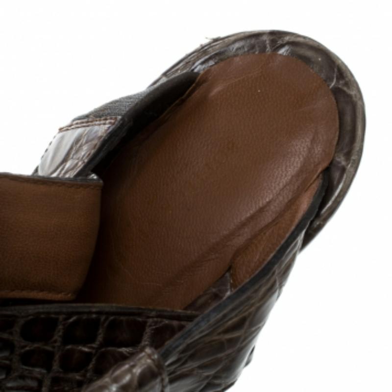 Bottega Veneta Sandales à lanières en cuir d'alligator Brown Taille 37.5 en vente 2