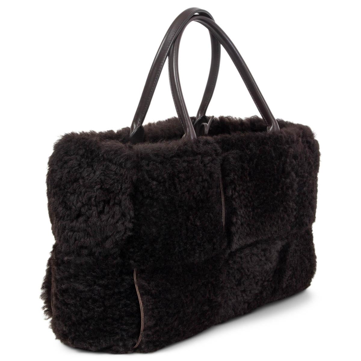 100% authentic BBottega Veneta Medium Arco Intrecciato tote bag in Fondant (espresso brown) fluffy shearling hand-woven into a blown-up intrecciato pattern. Made with tonal leather top handles and a detachable zipper pouch. Has been carried and is