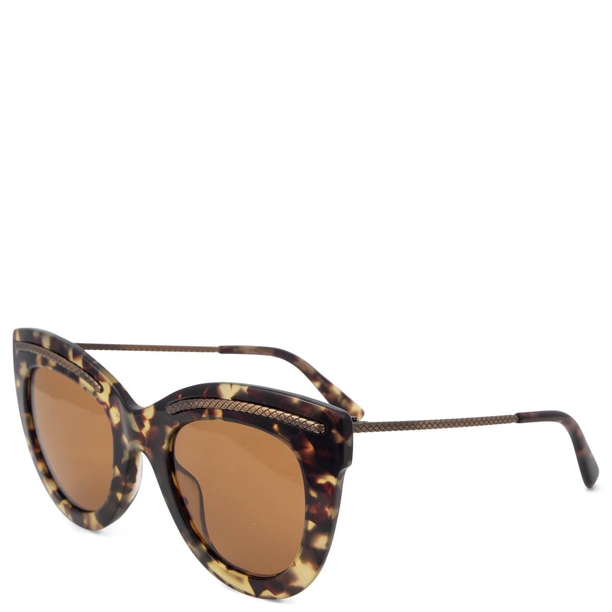 100% authentic Bottega Veneta BV0030S tortoiseshell sunglasses in dark brown and beige acetate with intrecciato metal detail at front and on the temples. Have been worn and are in excellent condition. Come with case.