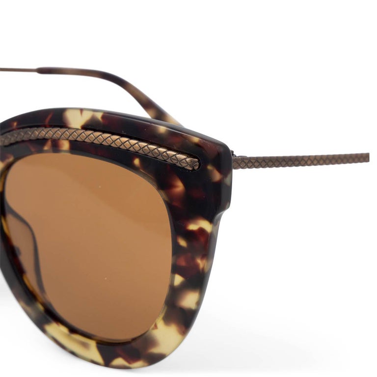 BOTTEGA VENETA brown and beige tortoise Cat-Eye Sunglasses  display picture 2